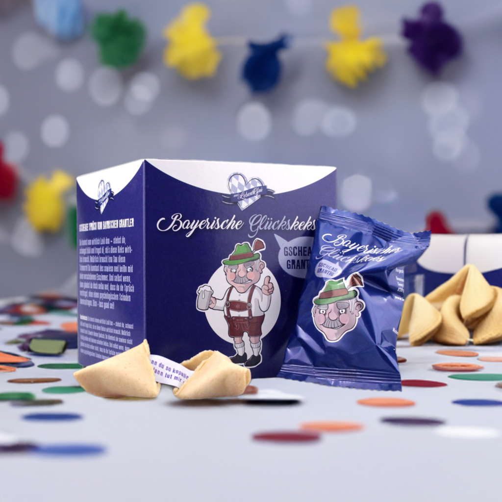 Dreizehn goldbraune Glückskekse in klassischer Halbmondform mit einzeln verpackten grantigen Sprüchen.