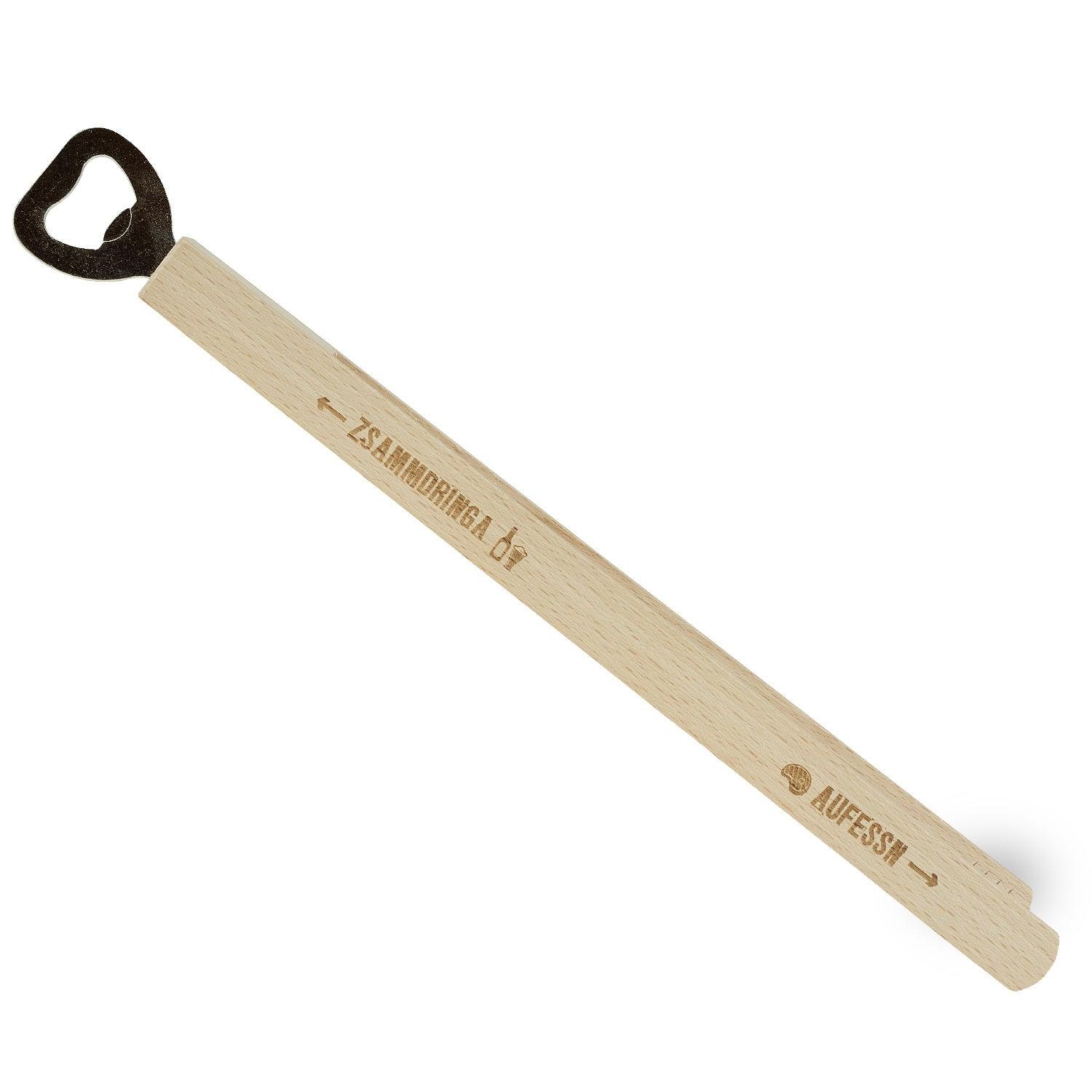 Grillzange aus Holz mit Metallgreifflächen, Schriftzug „aufessn – zsammdringa“, integrierter Flaschenöffner, ca. 43 cm lang.