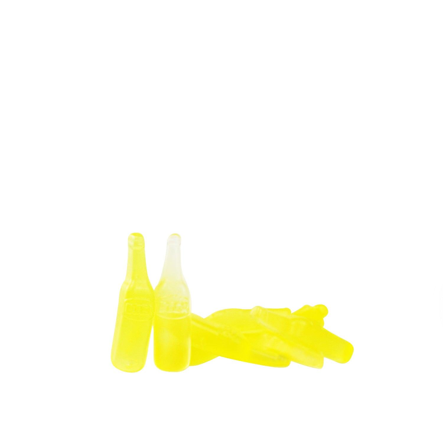 Fruchtige Gummibonbons in Flaschenform mit Zitronengeschmack wie Radler, alkoholfrei, gelblich-transparent, 150 g.