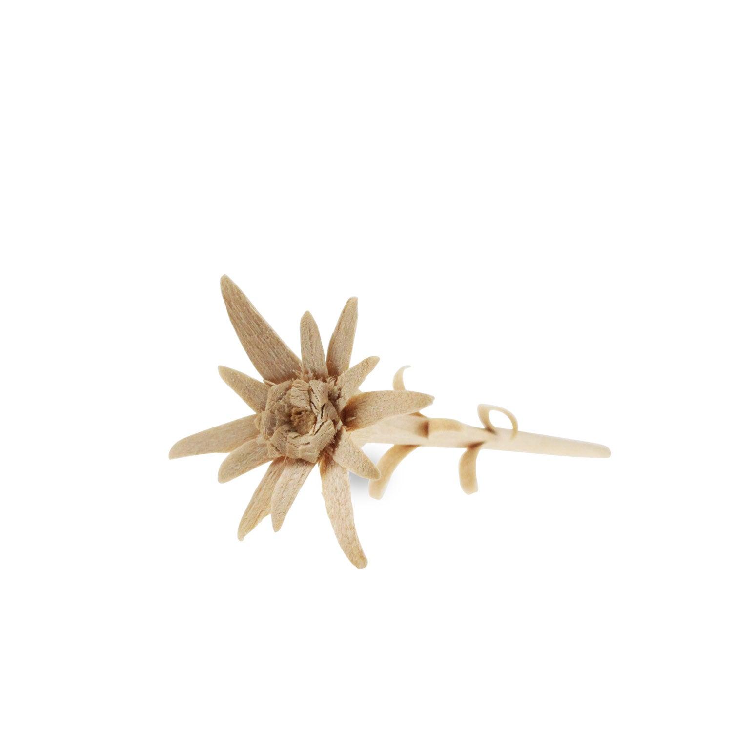 Handgeschnitztes Edelweiß aus naturbelassenem Zirbenholz mit feinen Details, ca. 8–10 cm groß.