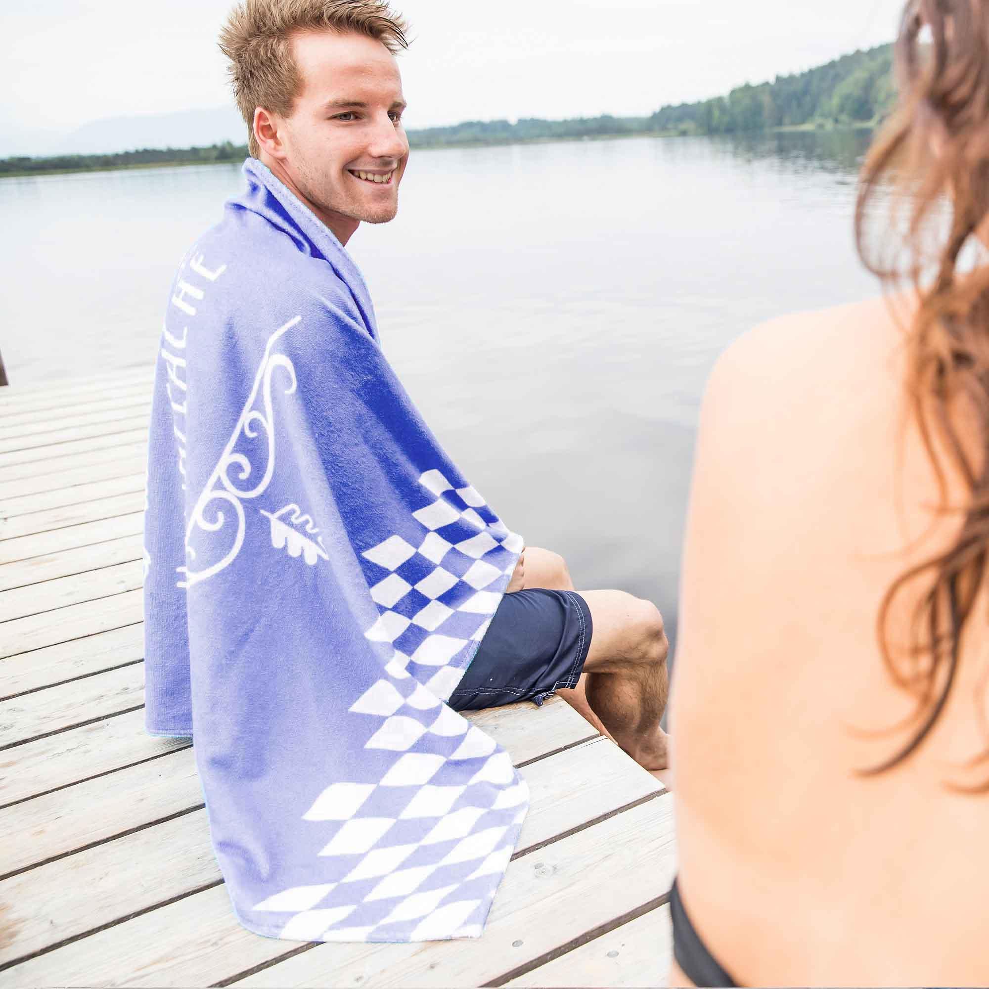 Hellblaues Handtuch mit weißem „Bratzn weg“-Schriftzug, rechteckig, aus 100 % Baumwolle, 80 × 155 cm.