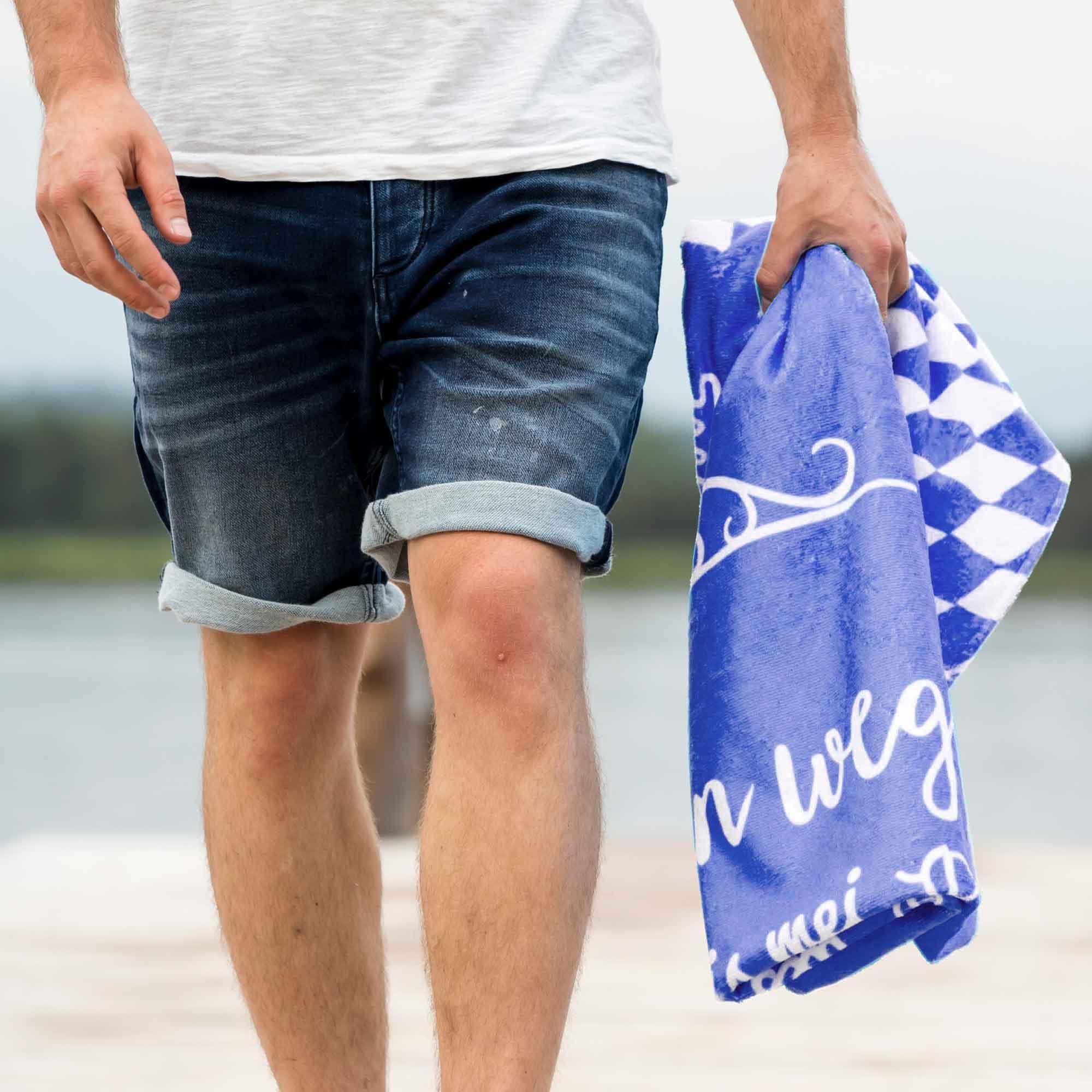 Dunkelblaues Handtuch mit weißem Schriftzug „Bratzn weg“, rechteckig, kuschelweich, aus 100 % Baumwolle, 80×155 cm.