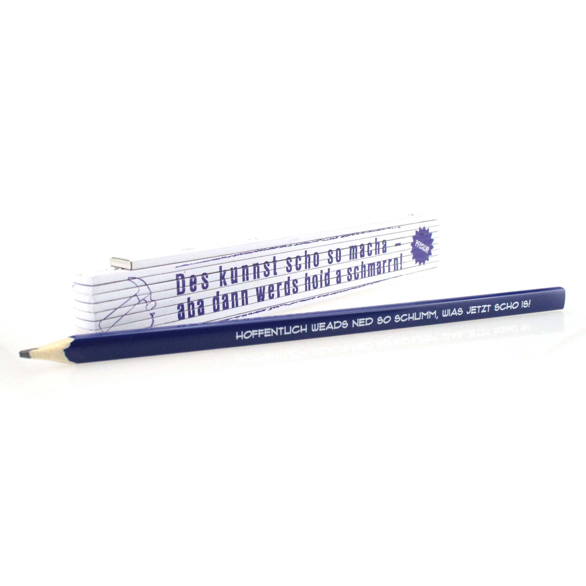 Handwerkerset mit bedrucktem Zollstock aus Buchenholz und rotem Bleistift mit weißem „Basst scho“-Schriftzug.