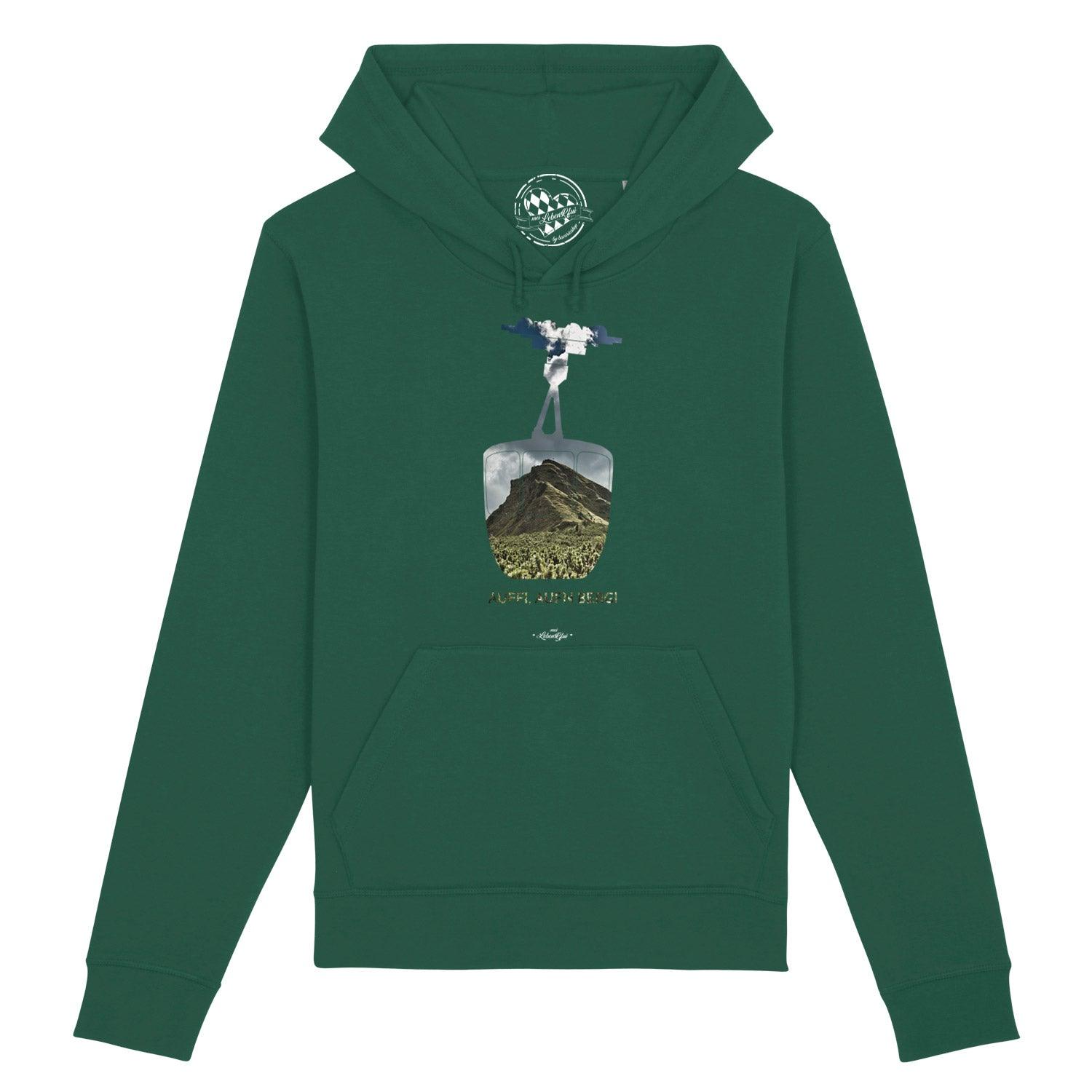 Dunkelgrüner Herren-Hoodie mit weißem Frontprint „Auffi, aufn Berg!“, Kapuze, Kängurutasche, Bio-Baumwolle.