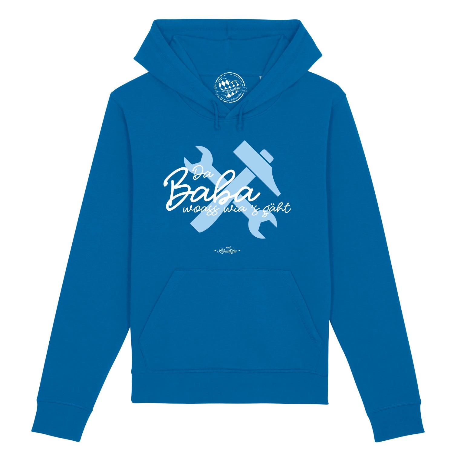 Dunkelblauer Herren-Hoodie mit weißem Frontprint „Da Baba woass wia’s gäht“ in bayerischer Mundart, Bio-Baumwollmix.