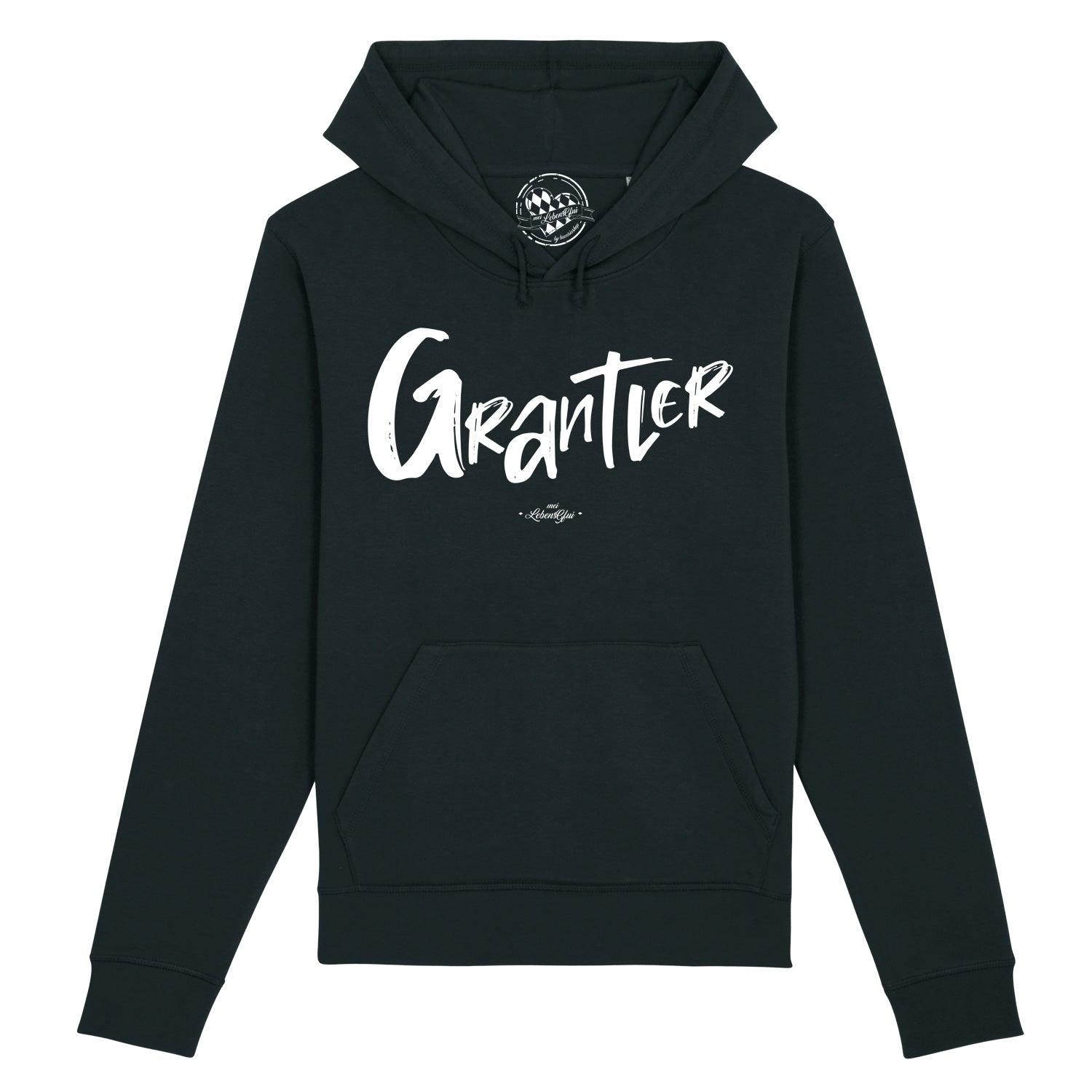 Dunkelgrauer Herren-Hoodie mit weißem „Grantler“-Schriftzug, Kapuze, Kordelzug; Bio-Baumwolle, recyceltes Polyester.