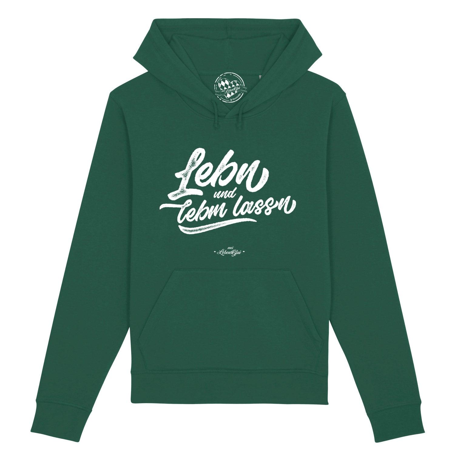 Dunkelblauer Herren-Hoodie mit weißem Frontprint „Lebn und lebm lassn“ aus Bio-Baumwolle und recyceltem Polyester.