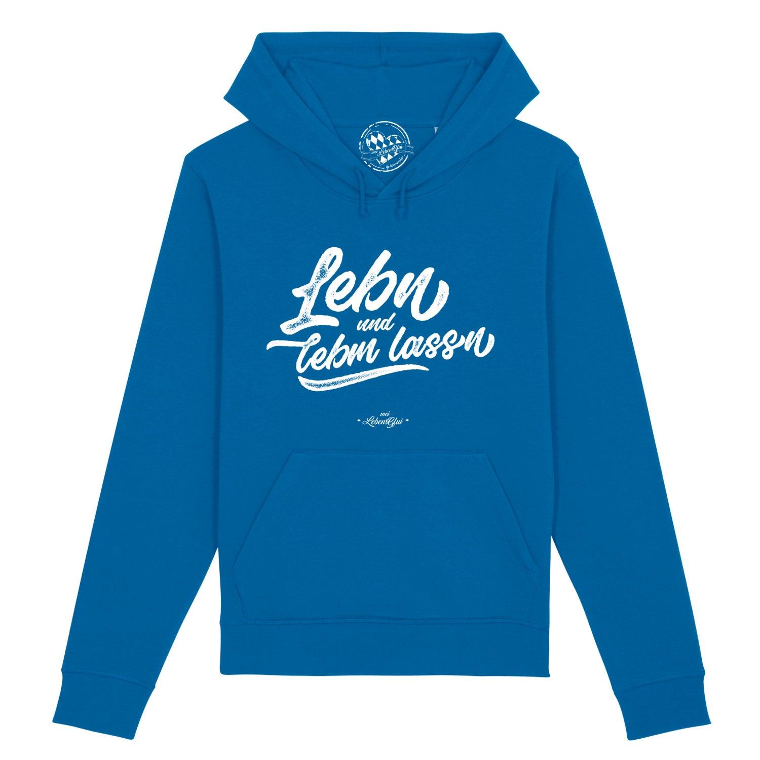 Dunkelgrüner Herren-Hoodie mit weißem Schriftzug „Lebn und lebm lassn“ auf der Brust, Kängurutasche, aus Bio-Baumwolle.