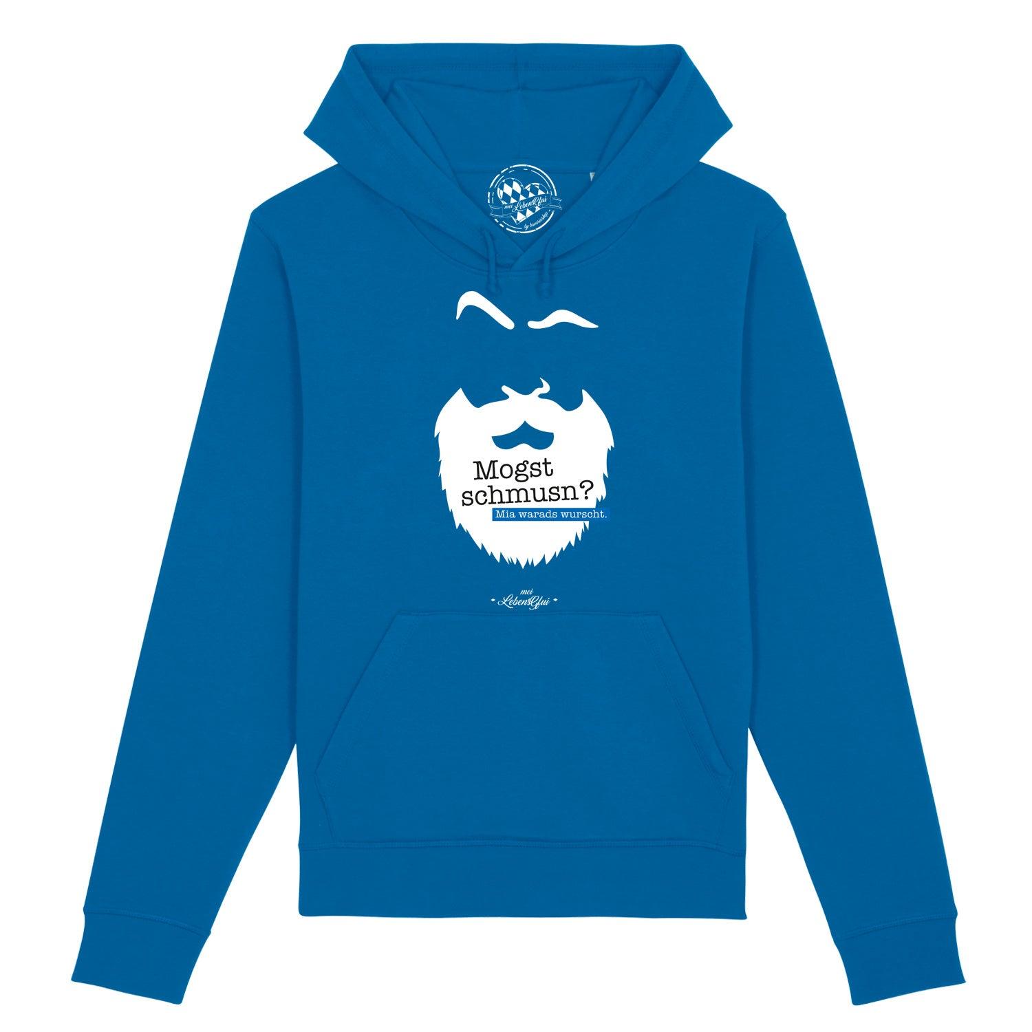 Dunkelblauer Herren-Hoodie mit weißem Schriftzug „Mogst schmusn?“, Kapuze und Kängurutasche; aus Bio-Baumwolle.
