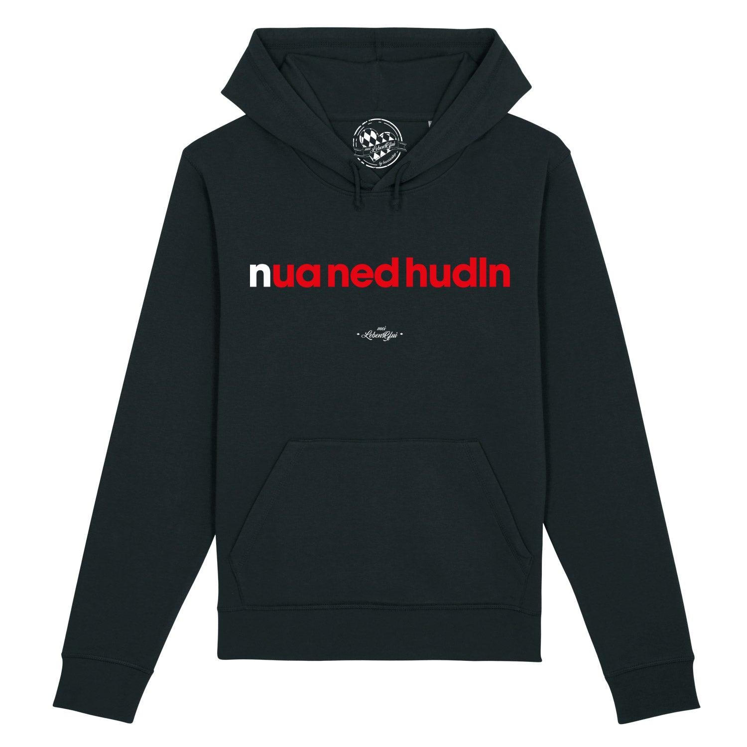 Dunkelblauer Herren Hoodie mit Kapuze, Fronttasche und weißem Schriftzug „Nua ned hudln“ aus Bio-Baumwolle.