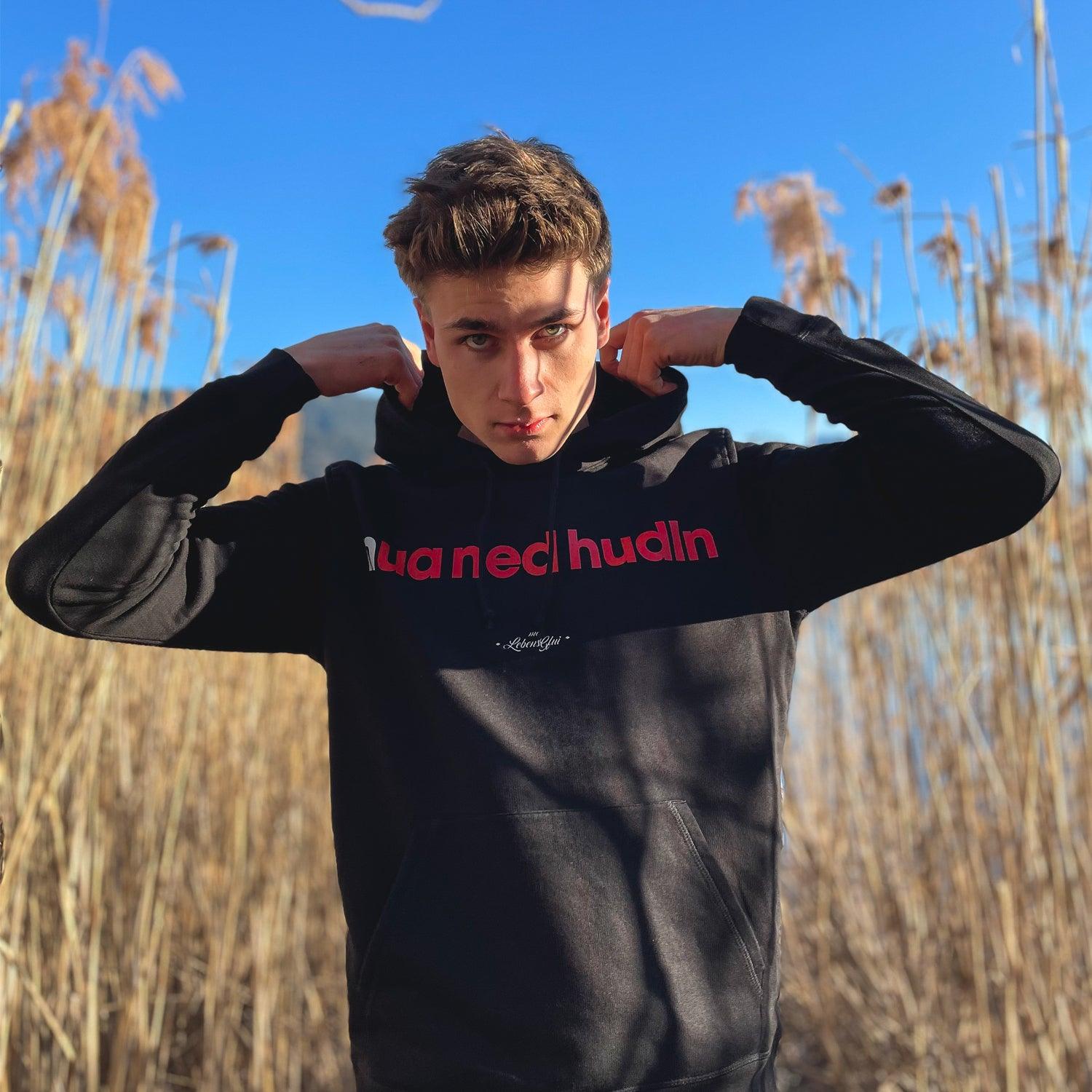 Dunkelgrauer Herren Hoodie mit weißem Aufdruck „Nua ned hudln“, Kapuze, Kängurutasche, Bio-Baumwolle-Mix.