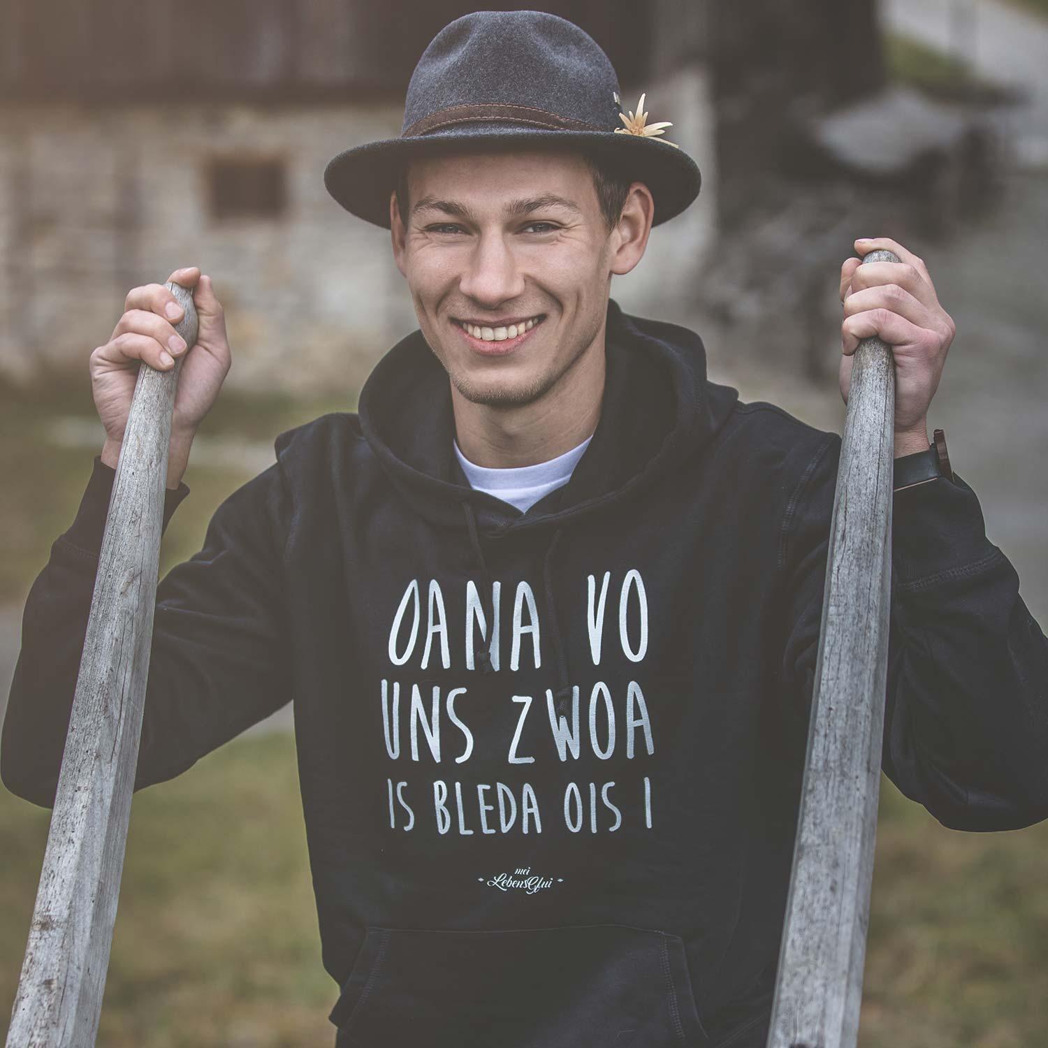 Herren Hoodie mit Frontdruck „Oana vo uns zwoa...“, Kapuze, Kordelzug, Kängurutasche, Bio-Baumwollmix.