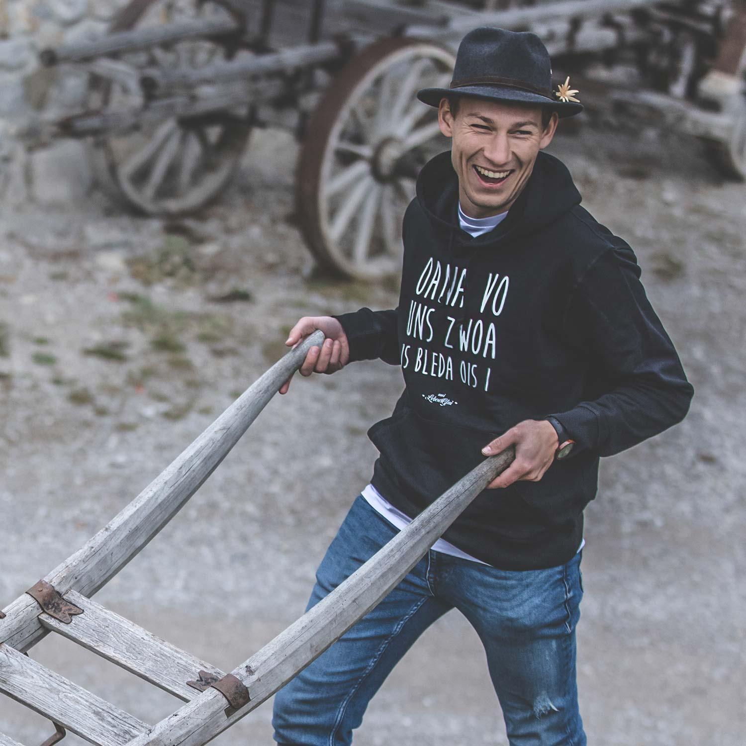 Herren Hoodie mit bayerischem Schriftzug „Oana vo uns zwoa“ auf der Brust, aus Bio-Baumwolle und Recycling-Polyester.