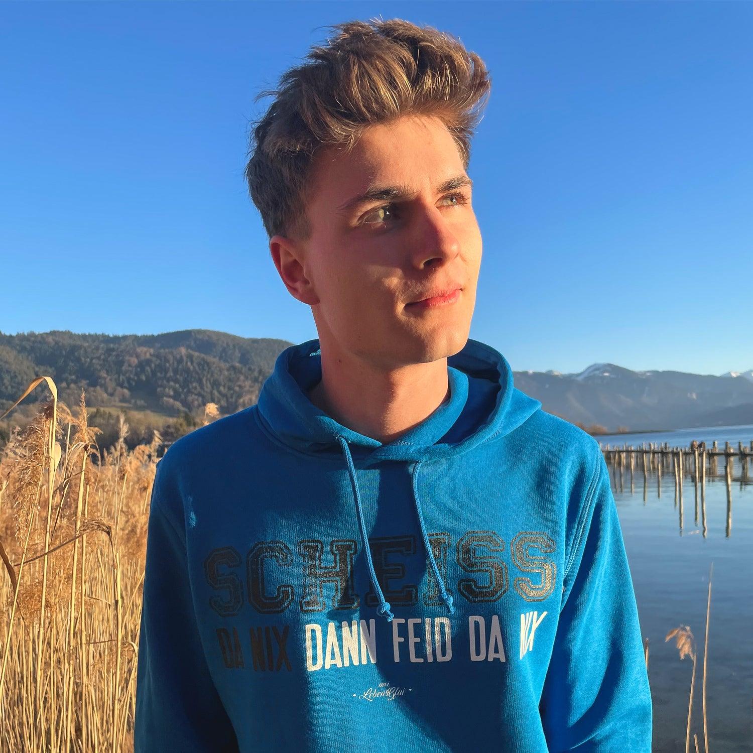 Dunkelblauer Herren-Hoodie mit weißem Frontprint „Scheiß da nix“, Kapuze, Kängurutasche, Bio-Baumwollmix.