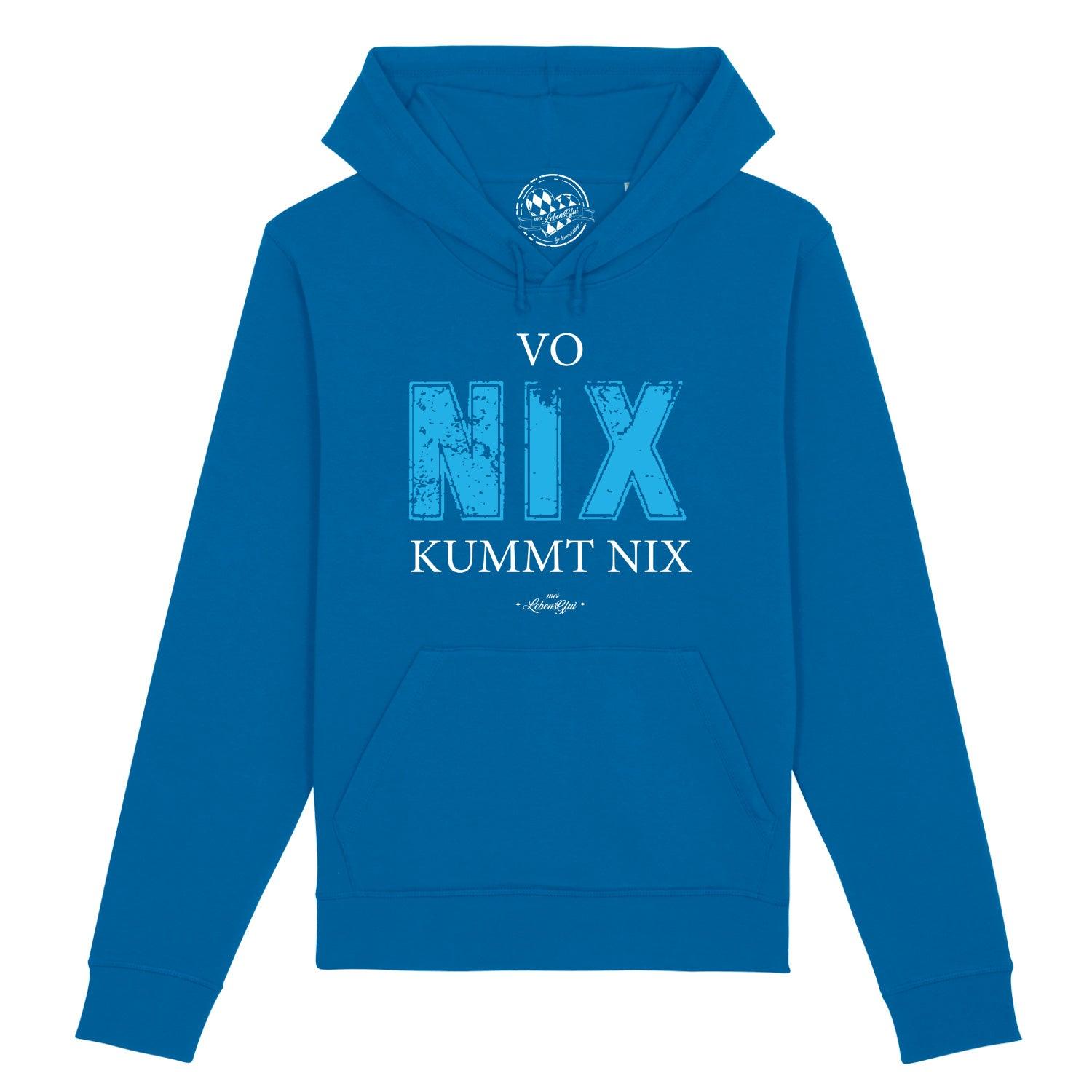 Dunkelblauer Herren-Hoodie mit weißem Frontprint „Vo nix kummt nix“ aus Bio-Baumwolle und recyceltem Polyester.