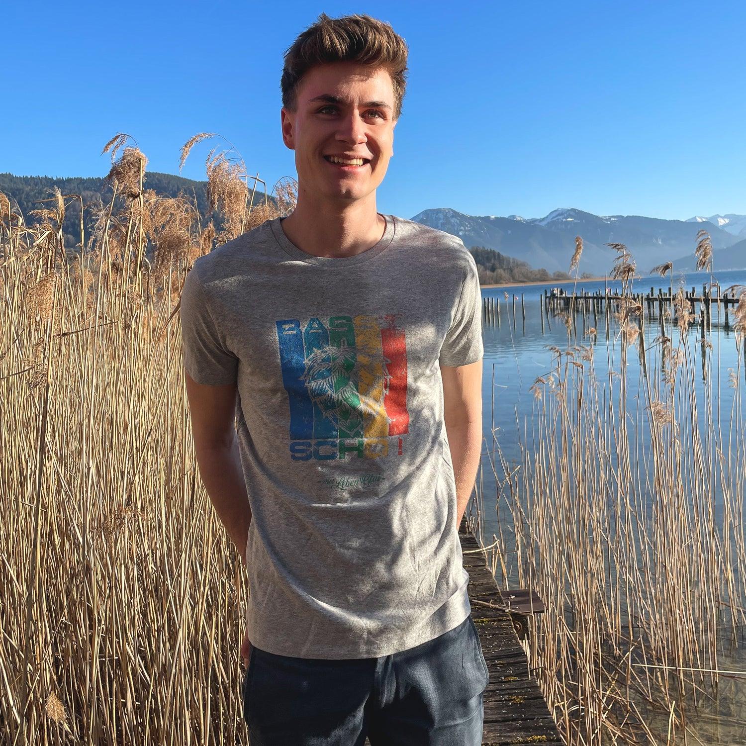 Schwarzes Herren-T-Shirt mit weißem Schriftzug „Basst scho“ in bayerischer Mundart, aus 100 % Bio-Baumwolle.