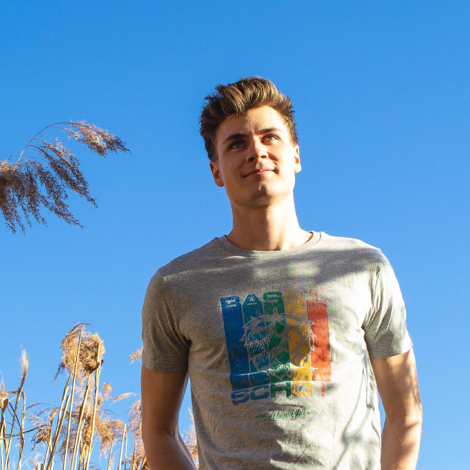 Schwarzes Herren-T-Shirt mit weißem Schriftzug „Basst scho“, Rundhals, gerade Form, 100 % Bio-Baumwolle.