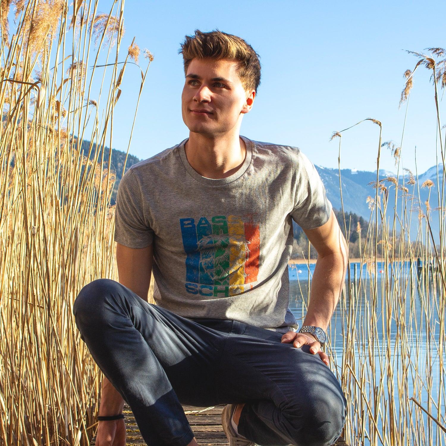 Schwarzes Herren-T-Shirt mit weißem Aufdruck „Basst scho“, Rundhals, aus 100 % Bio-Baumwolle, glatt gewebt.