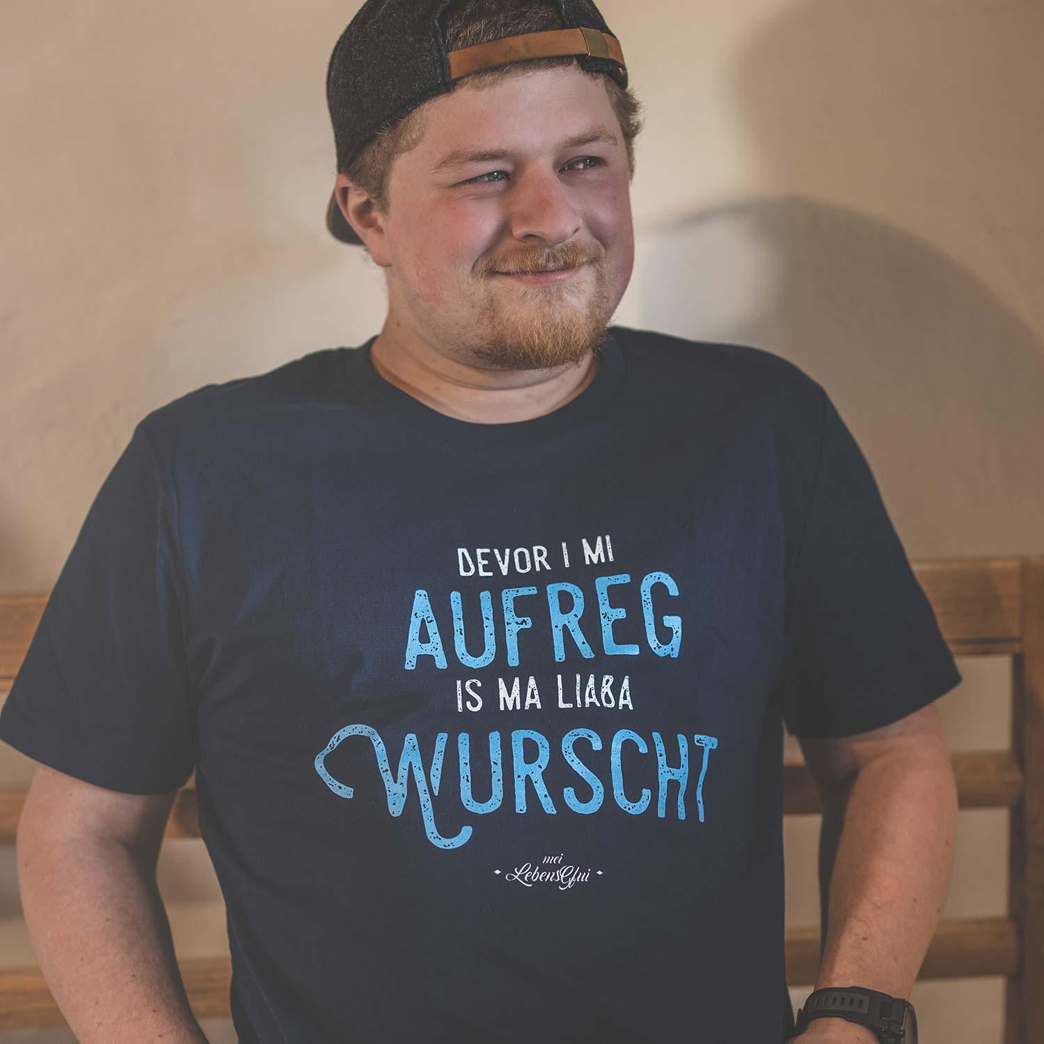 Herren T-Shirt mit bayerischem Mundart-Spruch „Bevor i mi aufreg...“, Rundhalsausschnitt, 100 % Bio-Baumwolle.