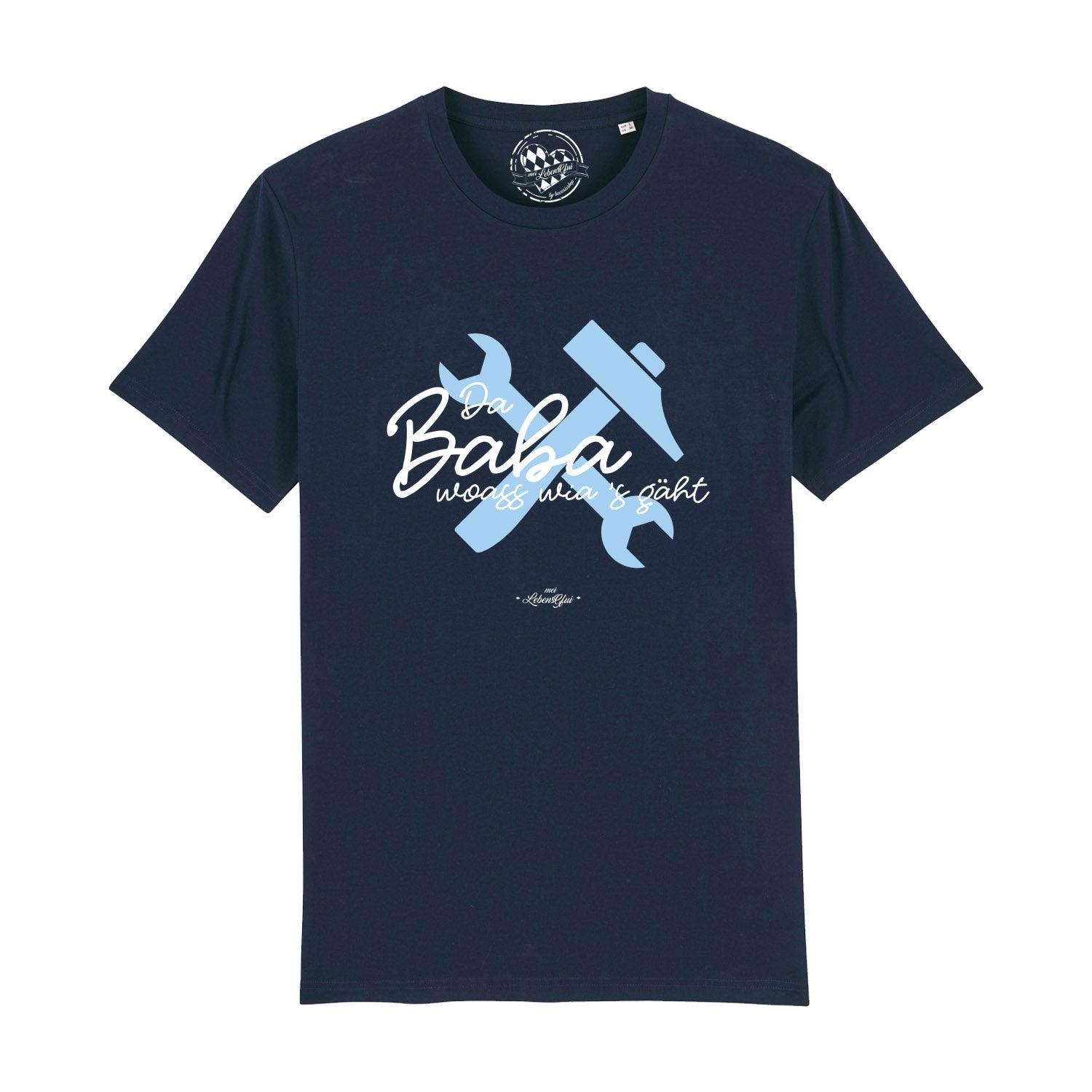 Schwarzes Herren-T-Shirt mit weißem Frontprint „Da Baba woass wia's gäht“, aus 100 % Bio-Baumwolle.