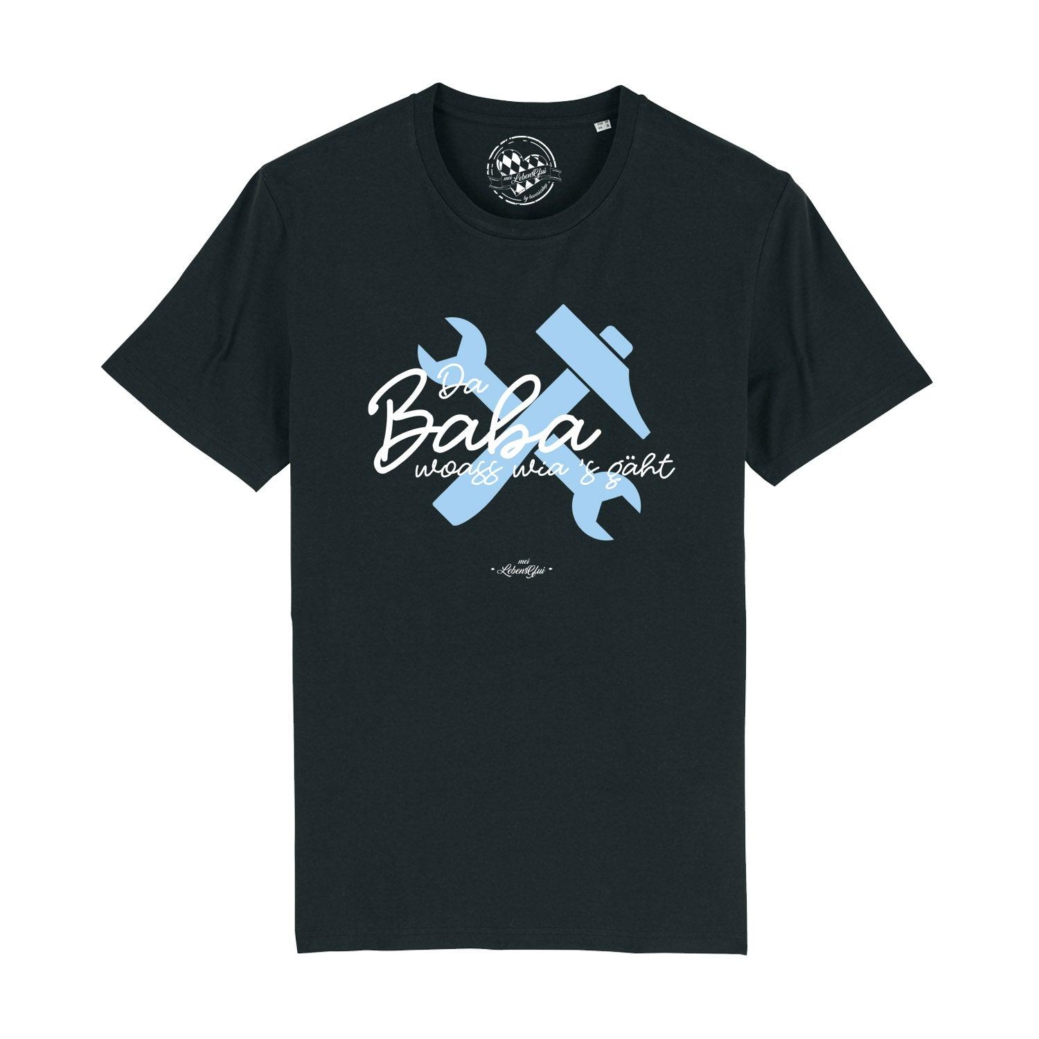 Schwarzes Herren-T-Shirt mit weißem Frontprint „Da Baba woass wia’s gäht“, Rundhalsausschnitt, Bio-Baumwolle.