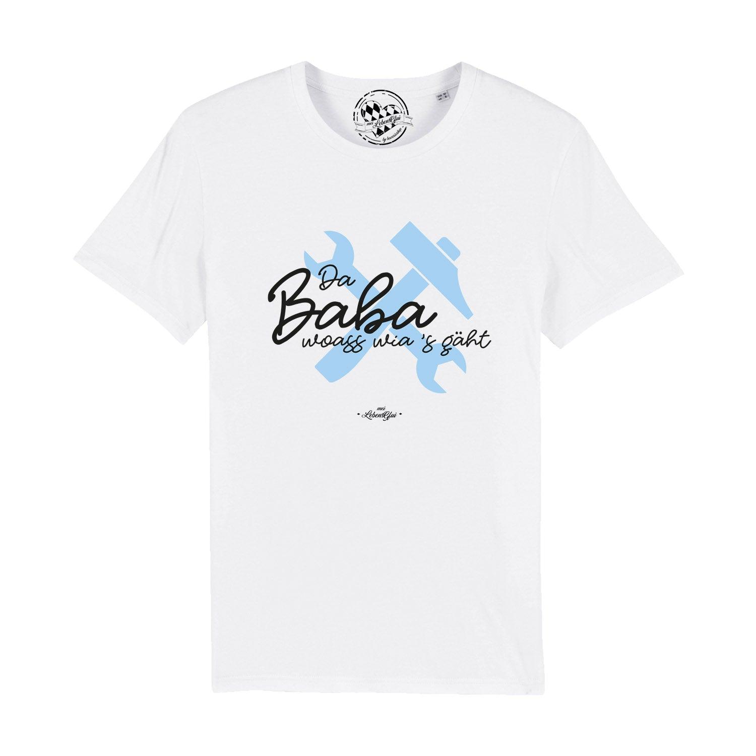 Schwarzes Herren-T-Shirt mit weißem Schriftzug „Da Baba woass wia’s gäht“, Rundhals, 100 % Bio-Baumwolle.