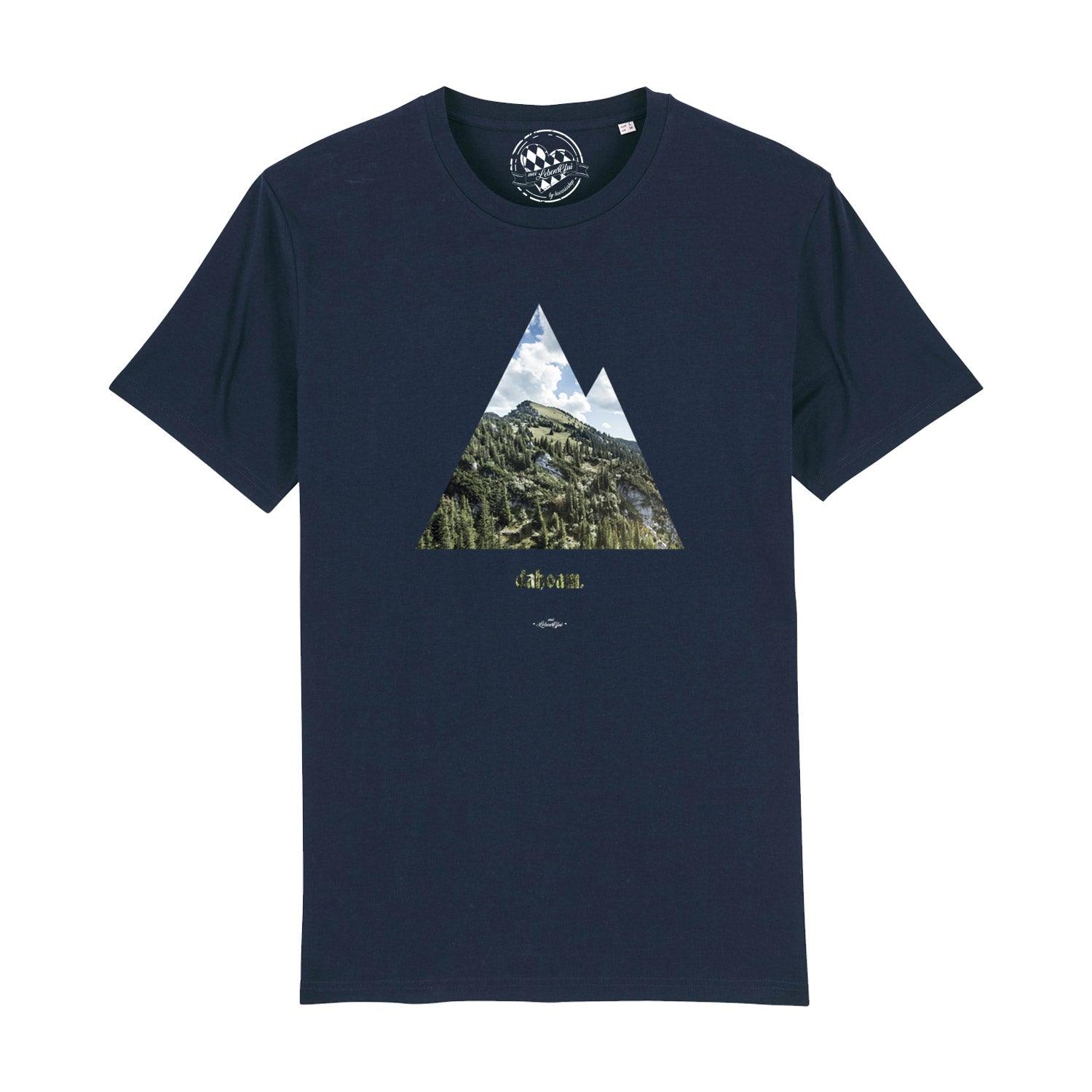 Schwarzes Herren-T-Shirt mit weißem „dahoam“-Schriftzug, Kurzarm, aus 100 % Bio-Baumwolle, leicht taillierter Schnitt.
