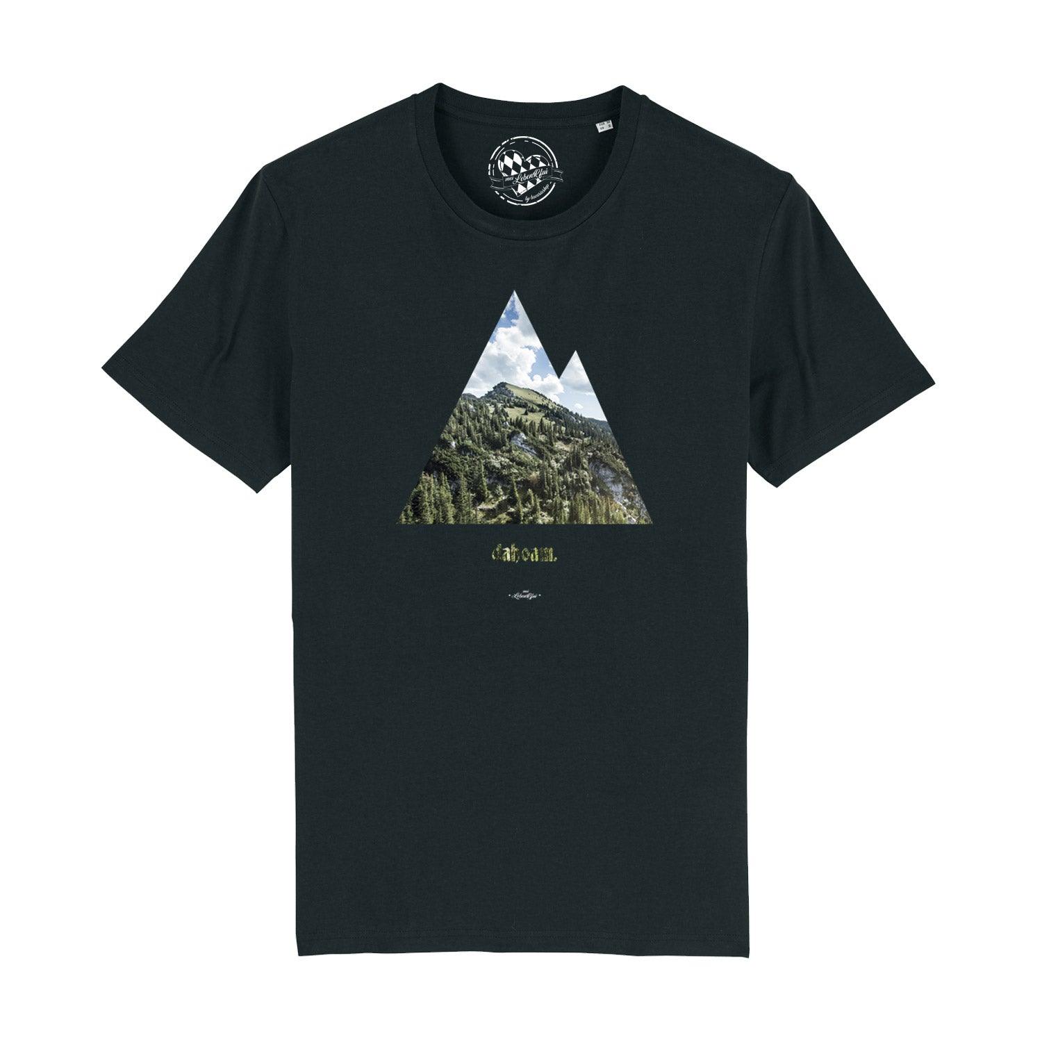Herren T-Shirt mit weißem „dahoam“-Schriftzug in Schreibschrift auf navyblauem Stoff aus 100 % Bio-Baumwolle.