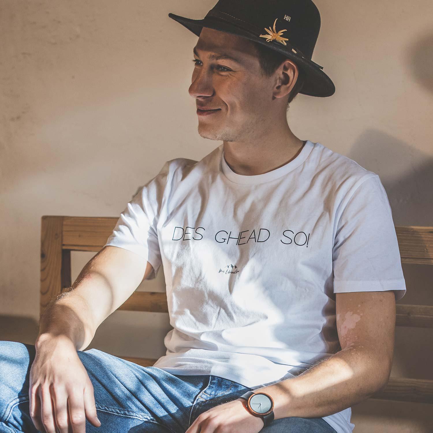 Herren T-Shirt mit großem Frontprint „Des ghead so!“ in bayerischer Mundart, aus 100 % Bio-Baumwolle.