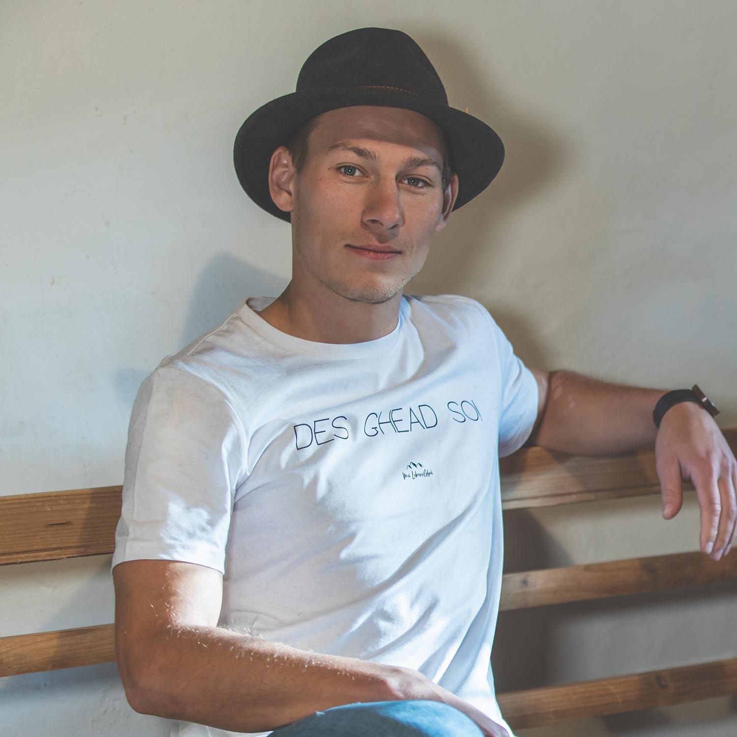 Herren T-Shirt mit bayerischem Schriftzug „Des ghead so!“ auf der Brust, aus 100 % Bio-Baumwolle.