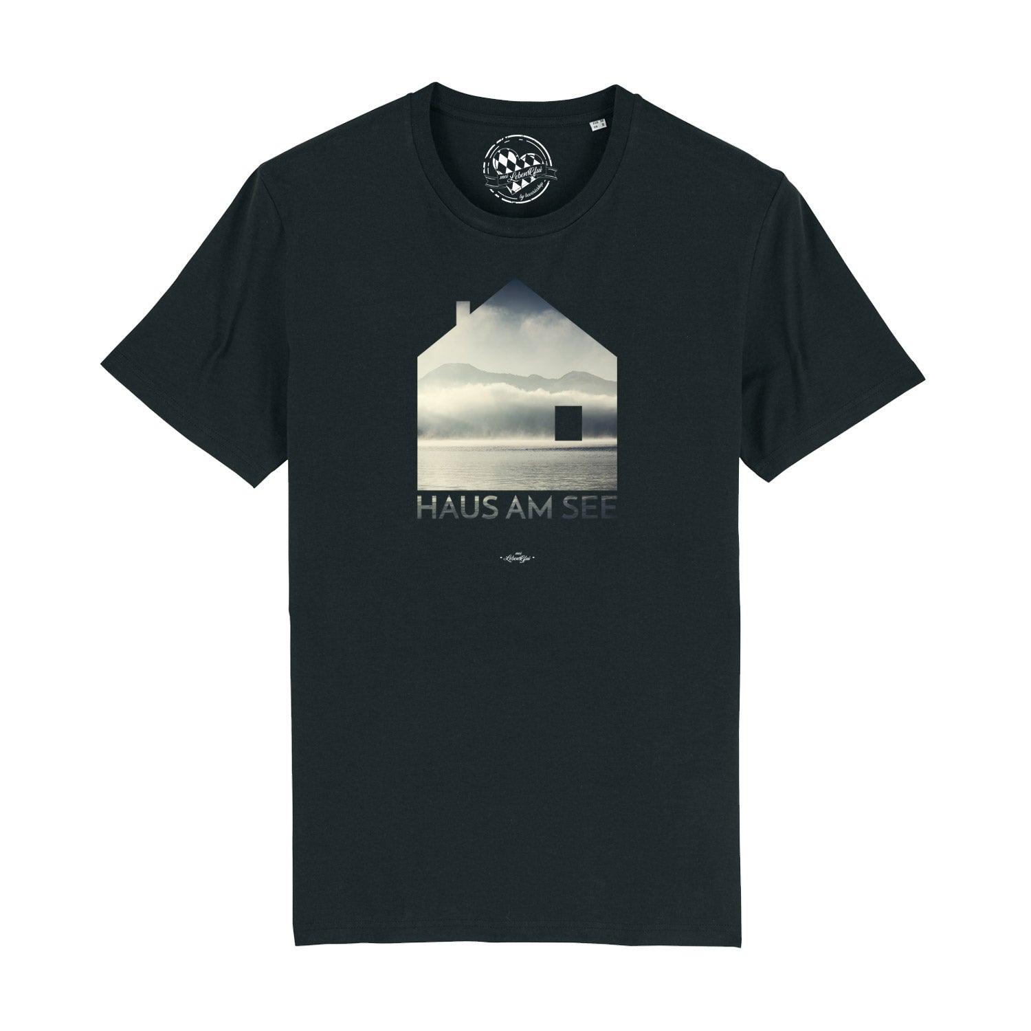 Herren T-Shirt in Dunkelblau mit Frontmotiv Haus am See und weißem Schriftzug „mei LebensGfui“, aus Bio-Baumwolle.