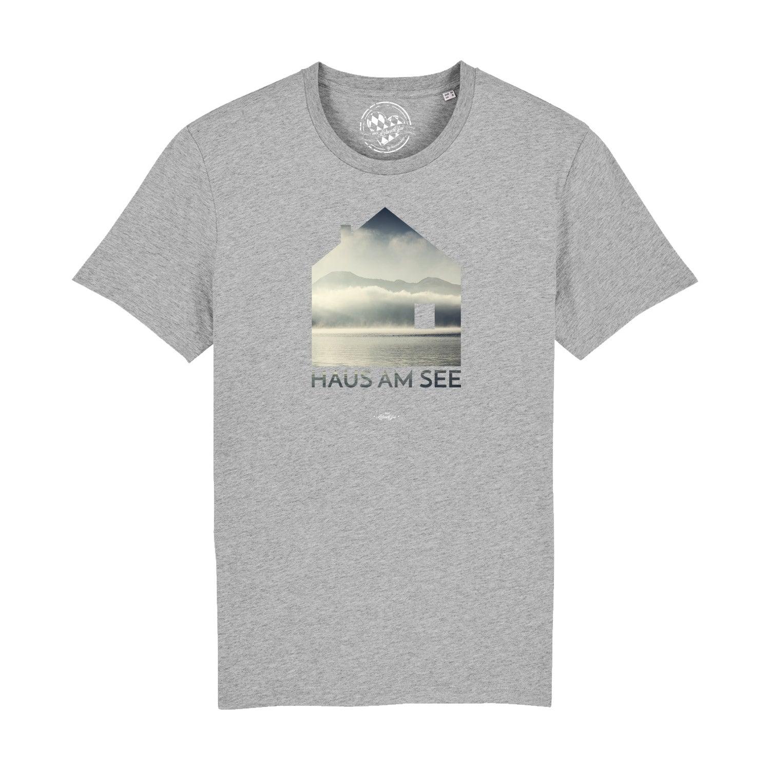Herren T-Shirt in Dunkelblau mit Aufdruck „Haus am See“, Rundhals, kurzarm, aus 100 % Bio-Baumwolle.
