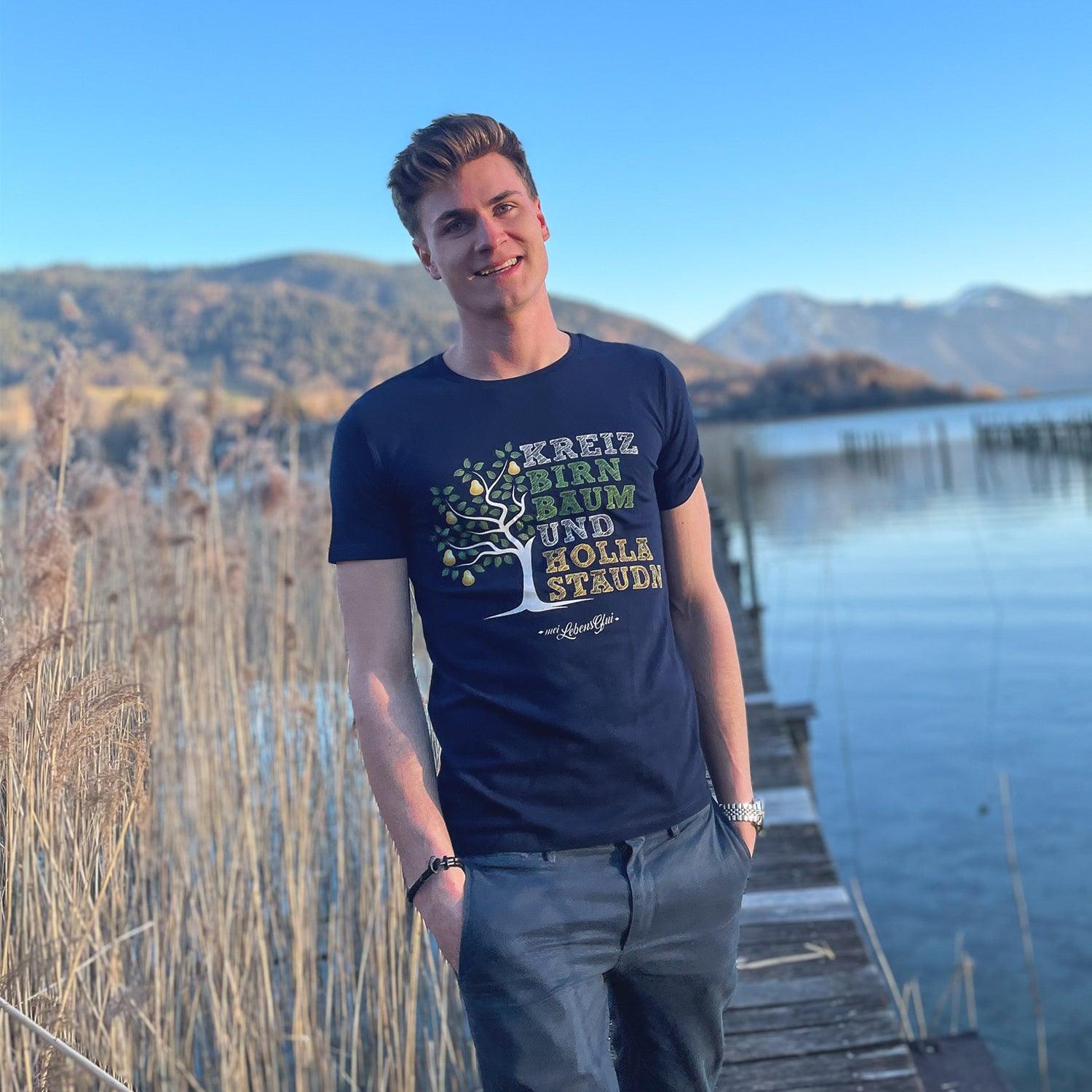 Dunkelblaues Herren-T-Shirt mit weißem „Kreizbirnbaum“-Schriftzug aus Bio-Baumwolle, kurzärmelig, Rundhalsausschnitt.