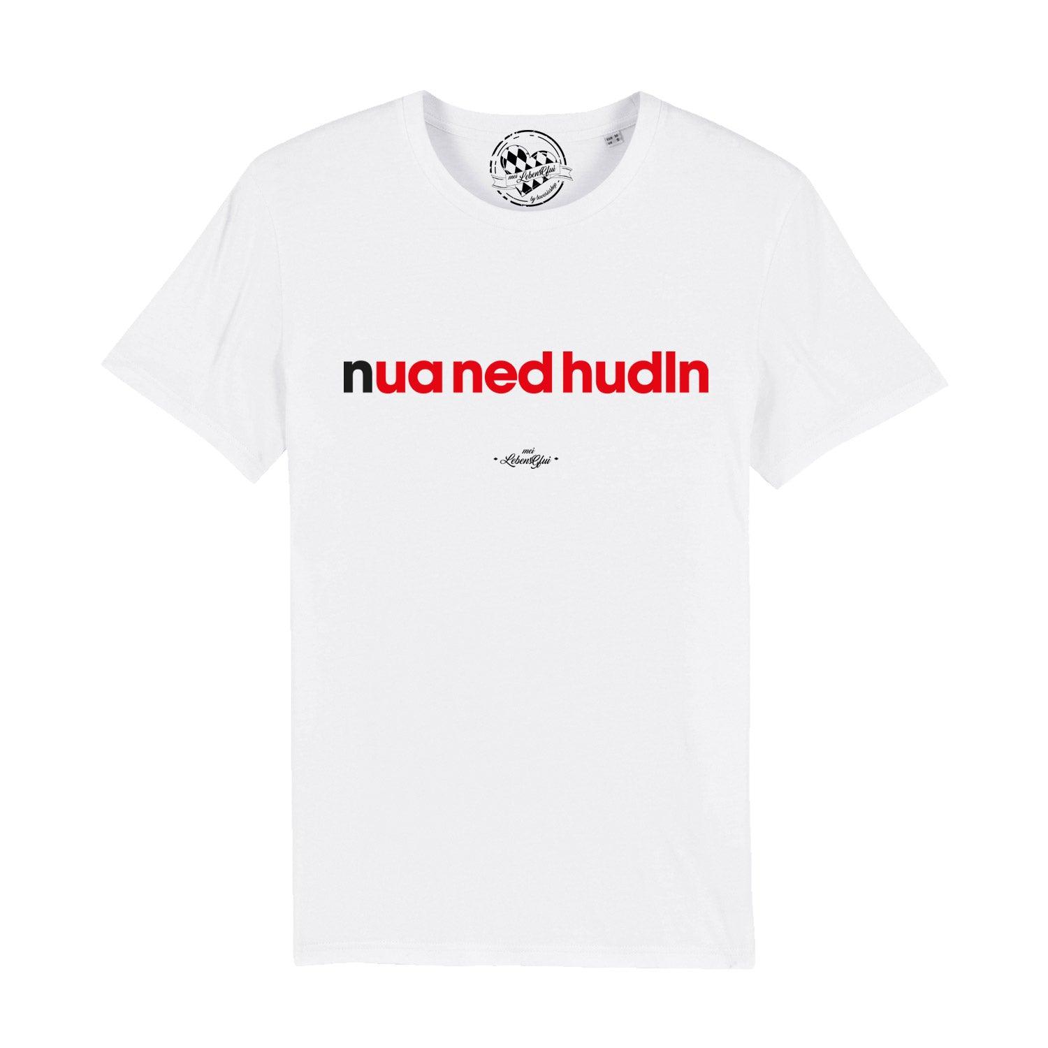 Schwarzes Herren-T-Shirt mit weißem Frontprint „Nua ned hudln“, kurzer Ärmel, Rundhalsausschnitt, Bio-Baumwolle.