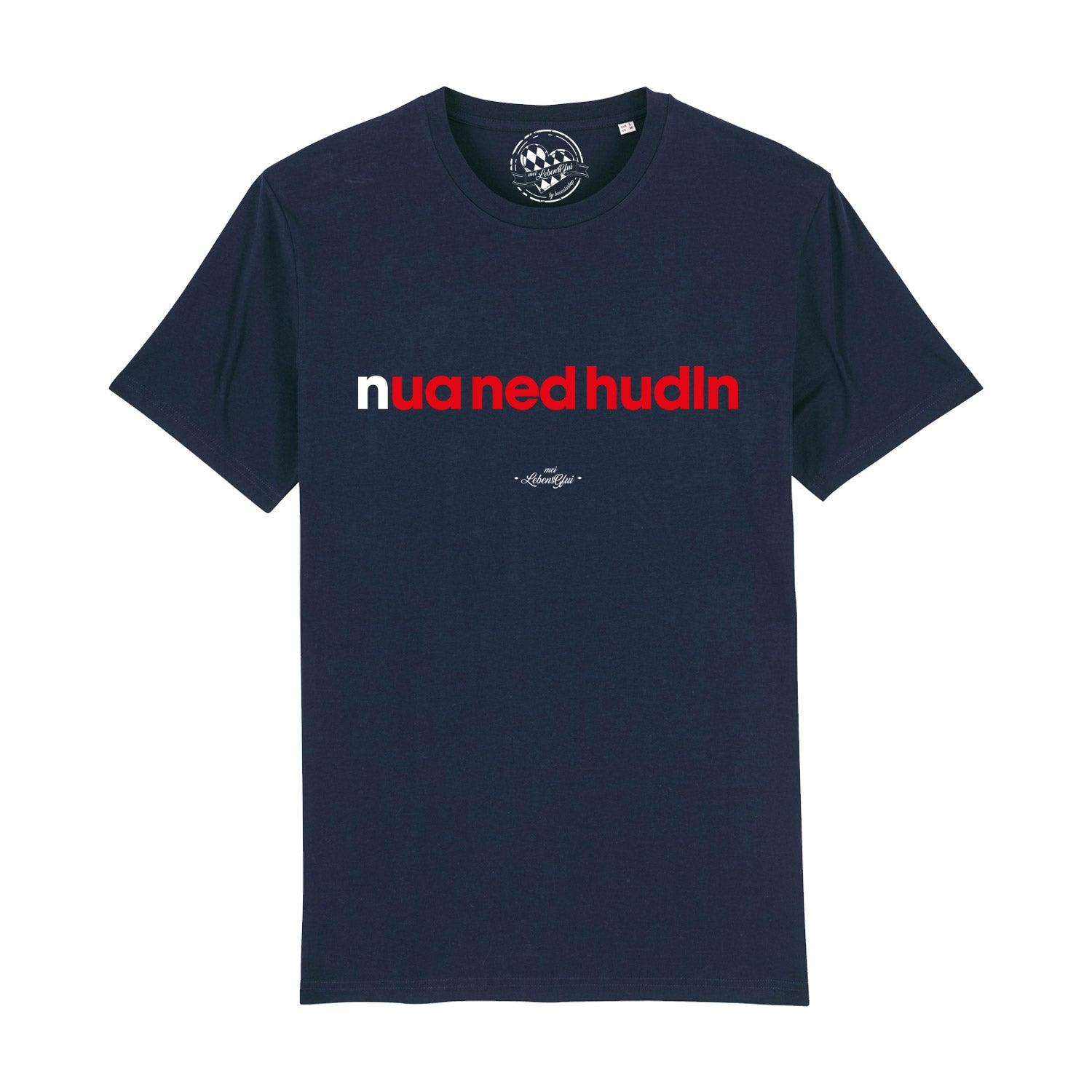 Schwarzes Herren-T-Shirt mit weißem Schriftzug „Nua ned hudln“, aus 100 % Bio-Baumwolle, glatt gewebt.