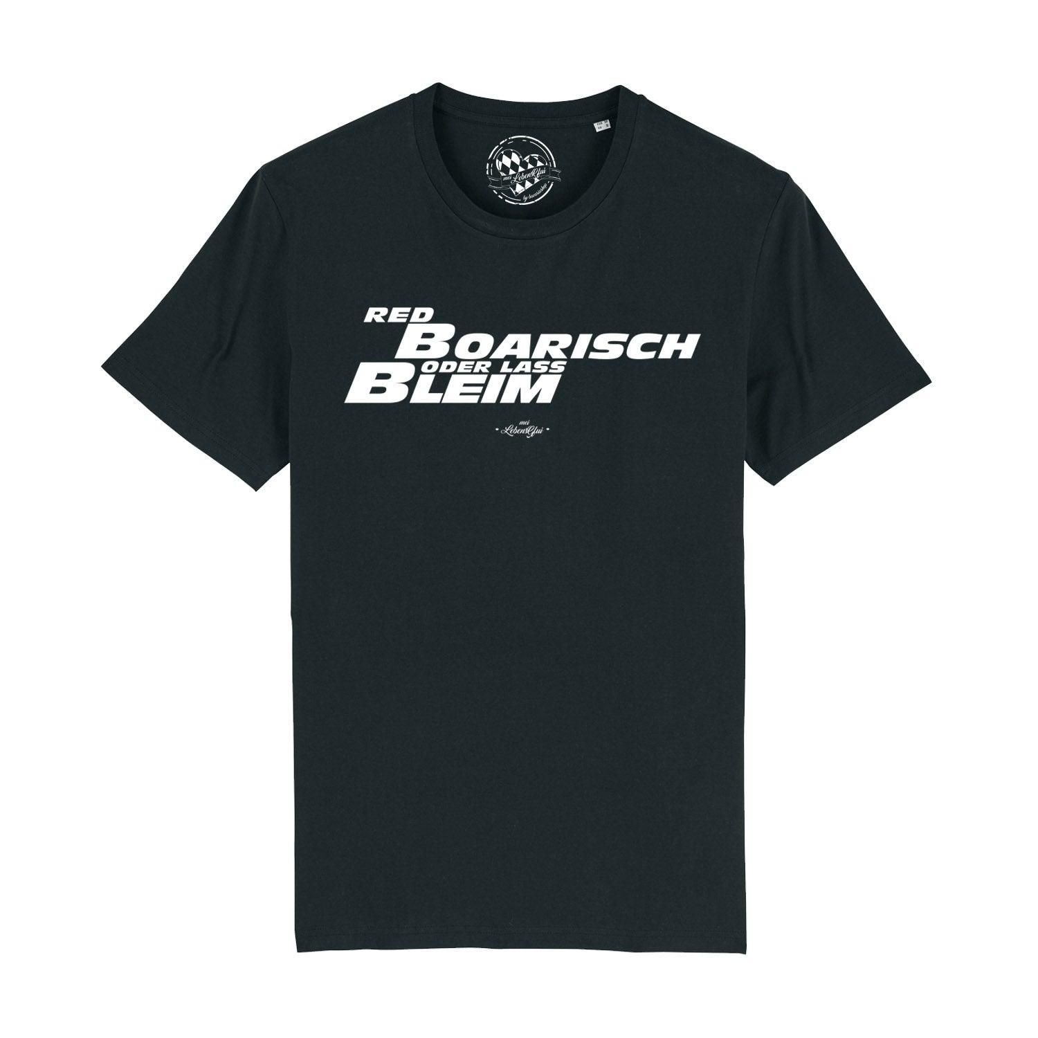 Rotes Herren-T-Shirt mit weißem Schriftzug „boarisch“, klassischer Rundhalsausschnitt, 100 % Bio-Baumwolle.