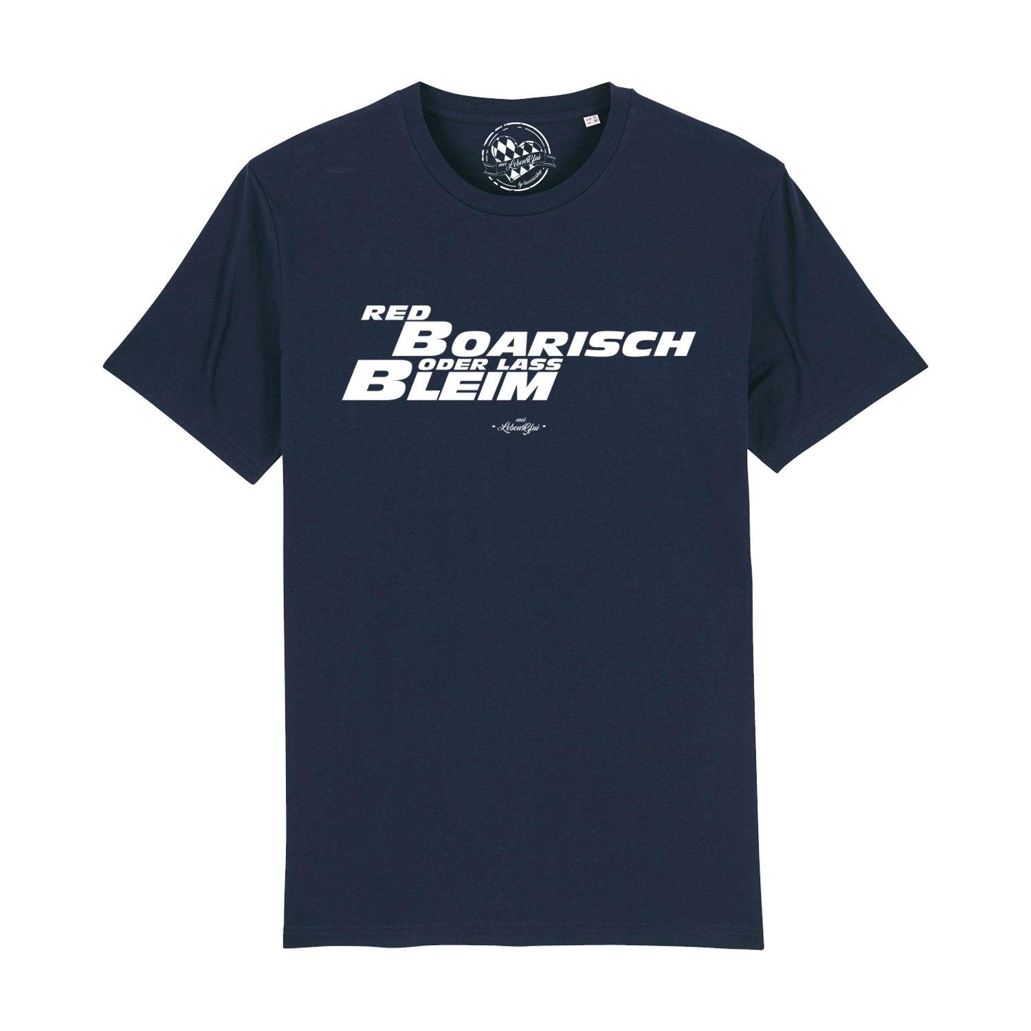 Rotes Herren-T-Shirt mit weißem „boarisch“-Schriftzug, klassischer Schnitt, 100 % Bio-Baumwolle, glatte Oberfläche.