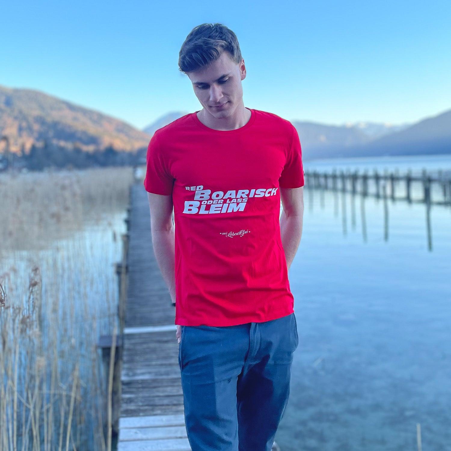 Rotes Herren-T-Shirt mit weißem „boarisch“-Schriftzug, Rundhalsausschnitt, aus 100 % Bio-Baumwolle, glatt gewebt.