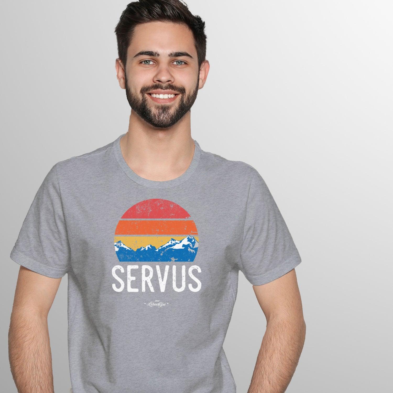 Schwarzes Herren-T-Shirt mit weißem „Servus“-Schriftzug, Rundhalsausschnitt, aus 100 % Bio-Baumwolle.