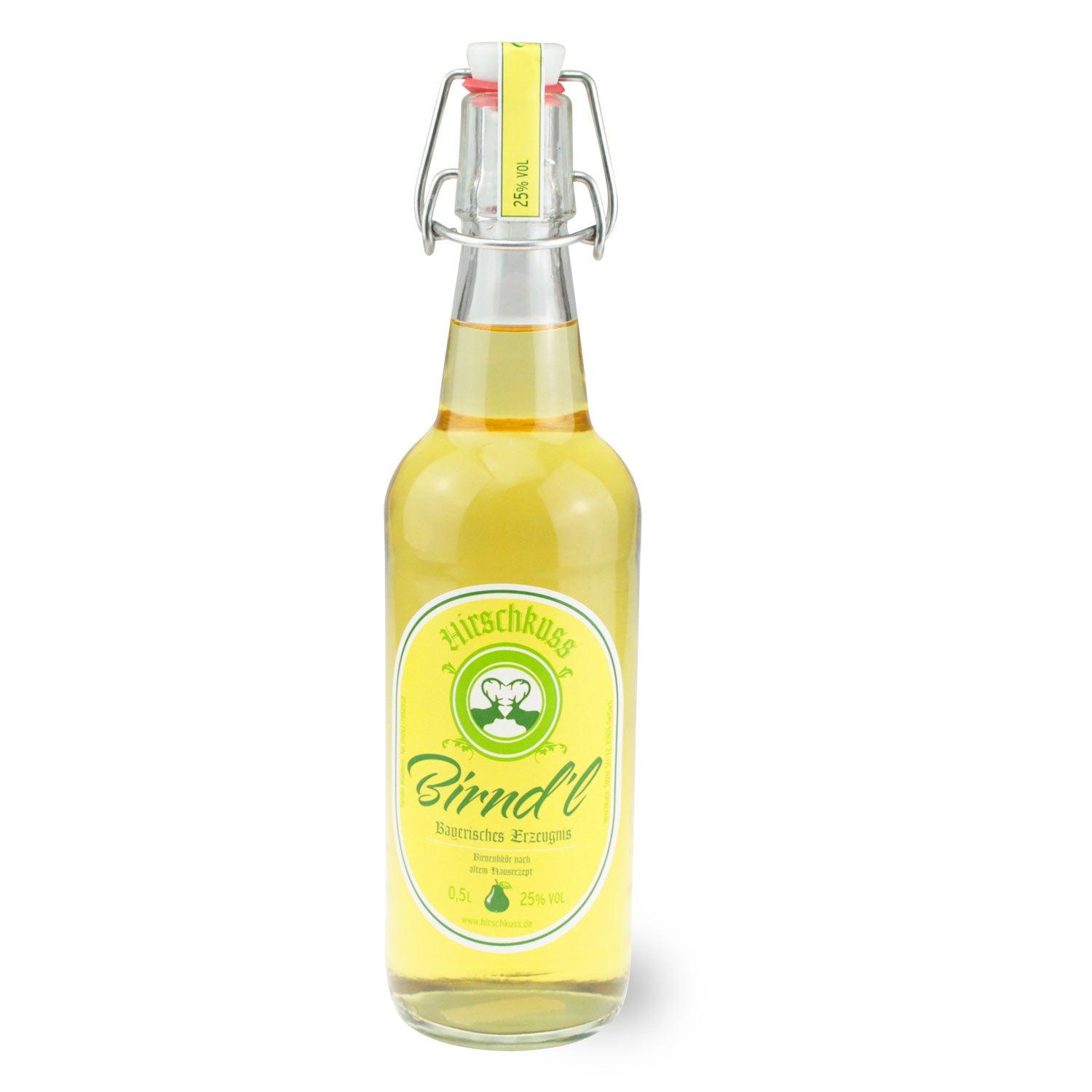 Fruchtiger Birnenlikör in klarer Glasflasche mit Bügelverschluss, goldgelber Farbe und geprägtem Hirschmotiv, 0,5 l.