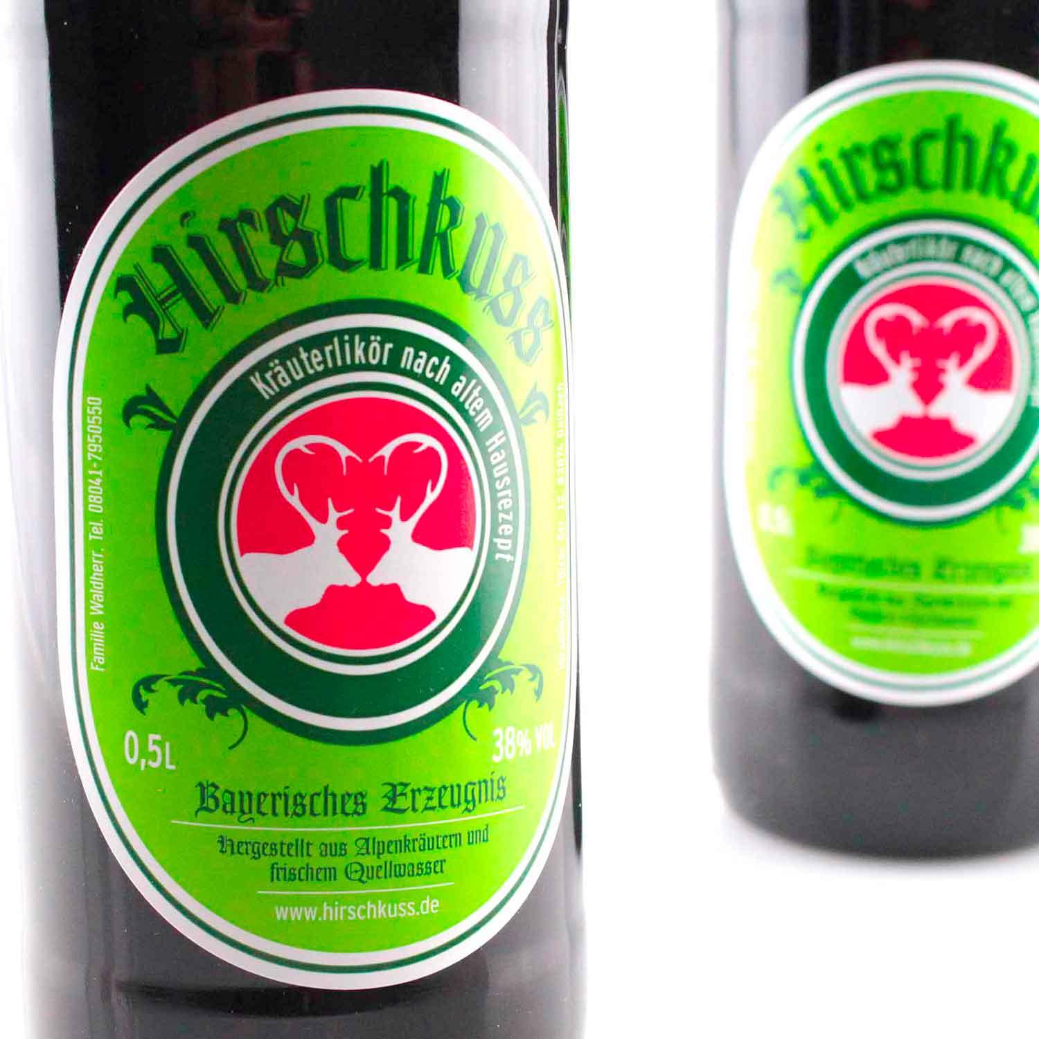 Dunkelbrauner Kräuterlikör in bauchiger Glasflasche mit Bügelverschluss, Inhalt 0,5 l, hergestellt in Oberbayern.