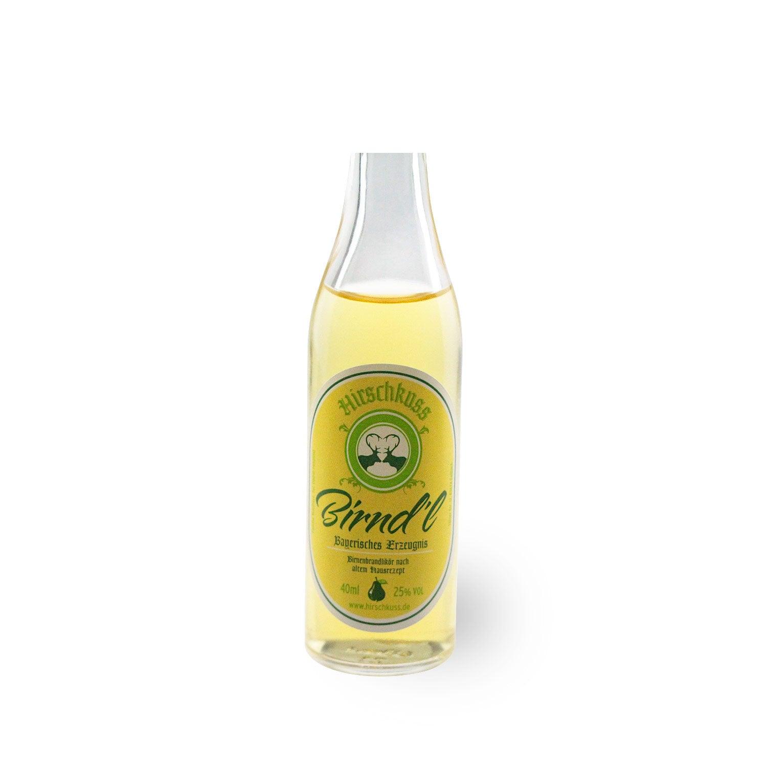 Birnenbrandlikör mit klarer, goldgelber Farbe in kleiner Glasflasche, Schriftzug „Birnd’l“, 25 % vol., 0,04 l.