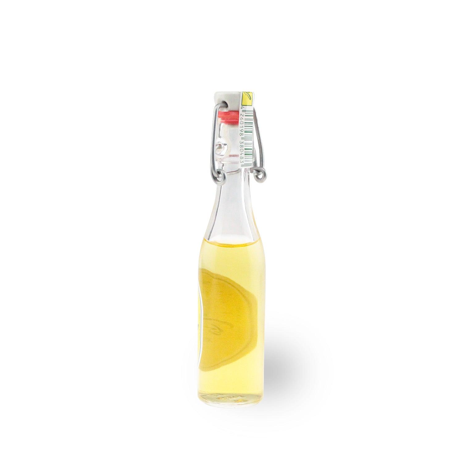 Klarer Birnenbrandlikör mit goldgelber Farbe in kleiner Glasflasche, sichtbarer Schriftzug „Birnd’l“, 25 % vol, 0,04 l.
