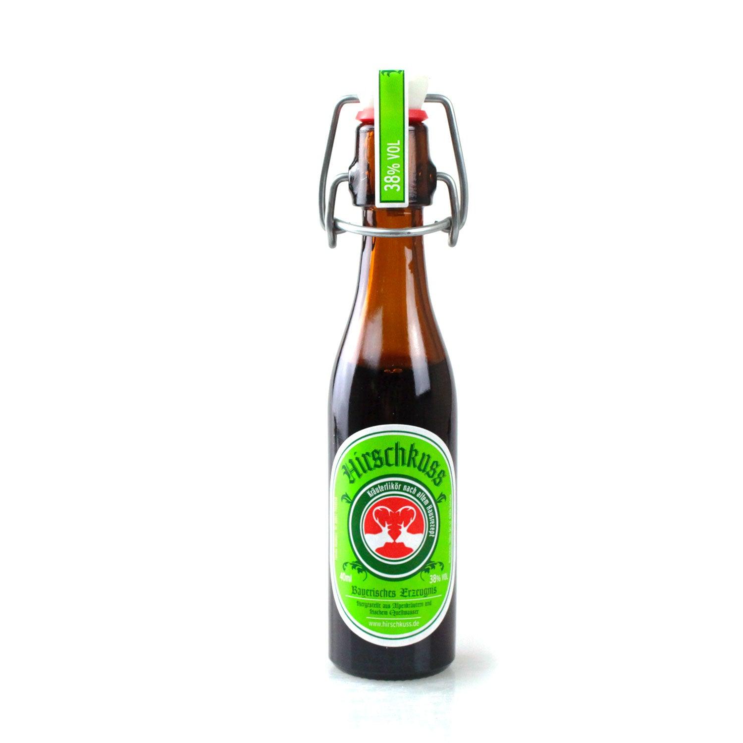 Brauner Kräuterlikör in transparenter Glasflasche mit Hirschmotiv und weißem Schriftzug, 4 cl, 38 % vol. Alkohol.