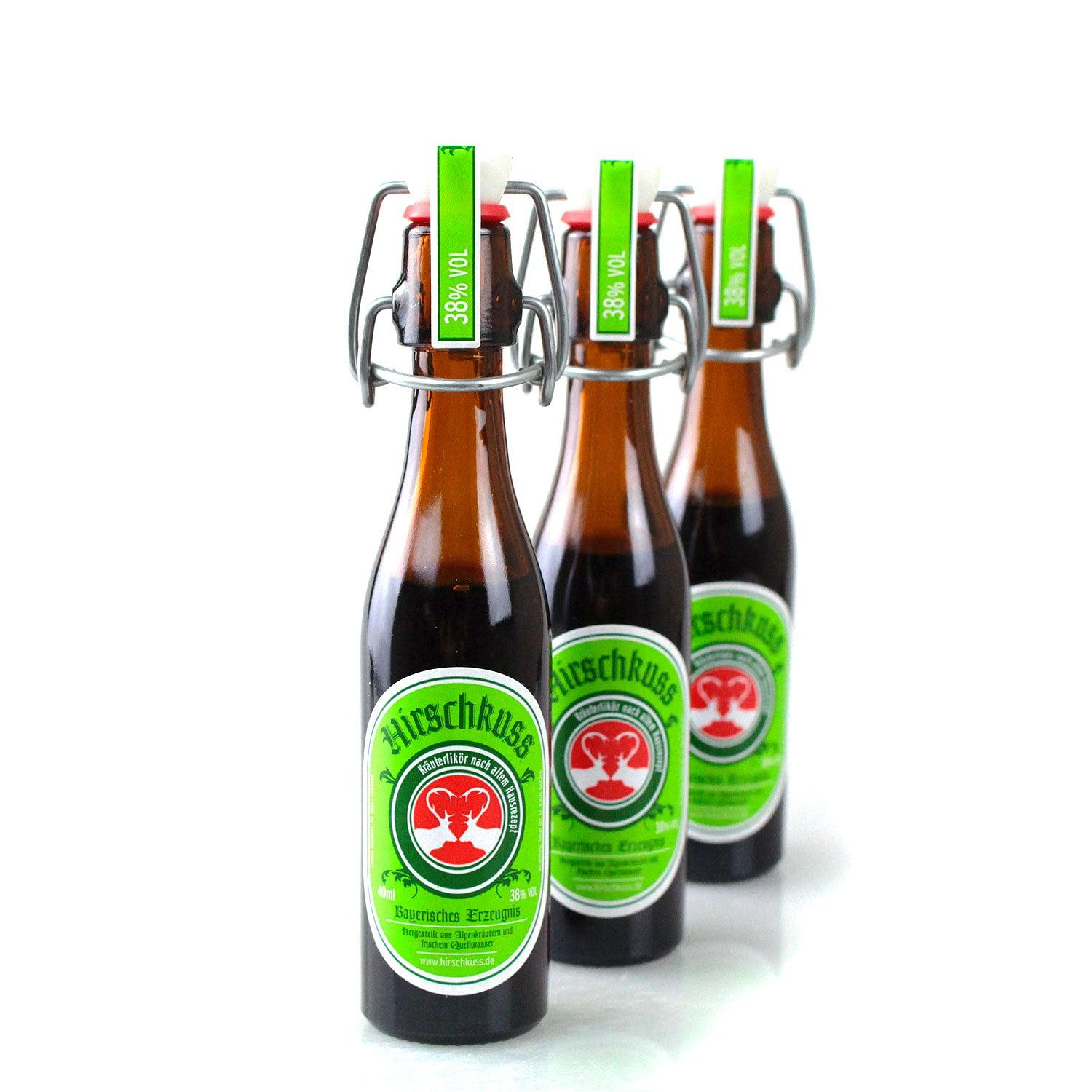 Brauner Kräuterlikör mit 38 % vol. Alkohol in transparenter Glasflasche mit rotem Hirsch-Motiv, 4 cl Inhalt.
