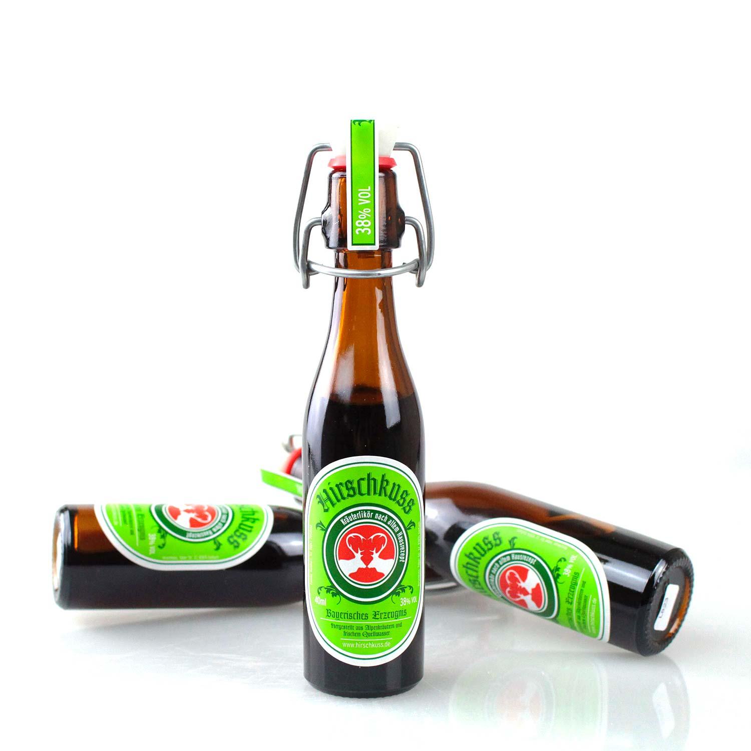 Brauner Kräuterlikör mit 38 % vol. Alkohol in kleiner Glasflasche mit Hirschmotiv und rotem Schraubverschluss, 4 cl.