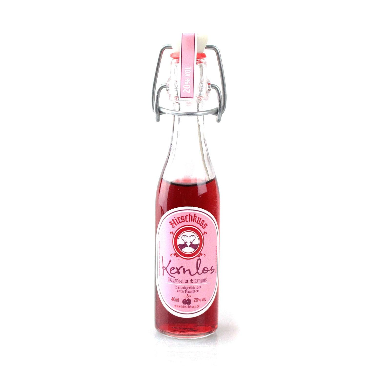Zwetschgenlikör mit 20 % vol. Alkohol in klarer Glasflasche, dunkellila Farbe, Füllmenge 0,04 l.