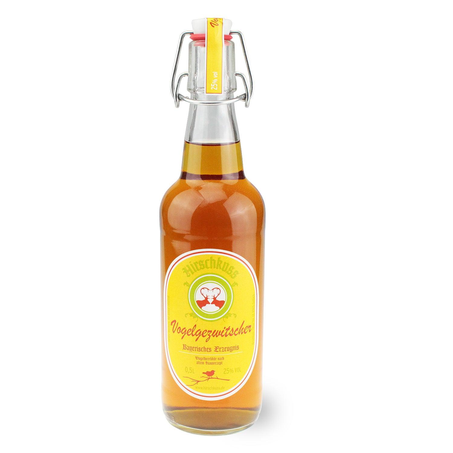 Fruchtiger Vogelbeerlikör in klarer Glasflasche mit rotem Bügelverschluss und floraler Etikettengrafik, 0,5 L.