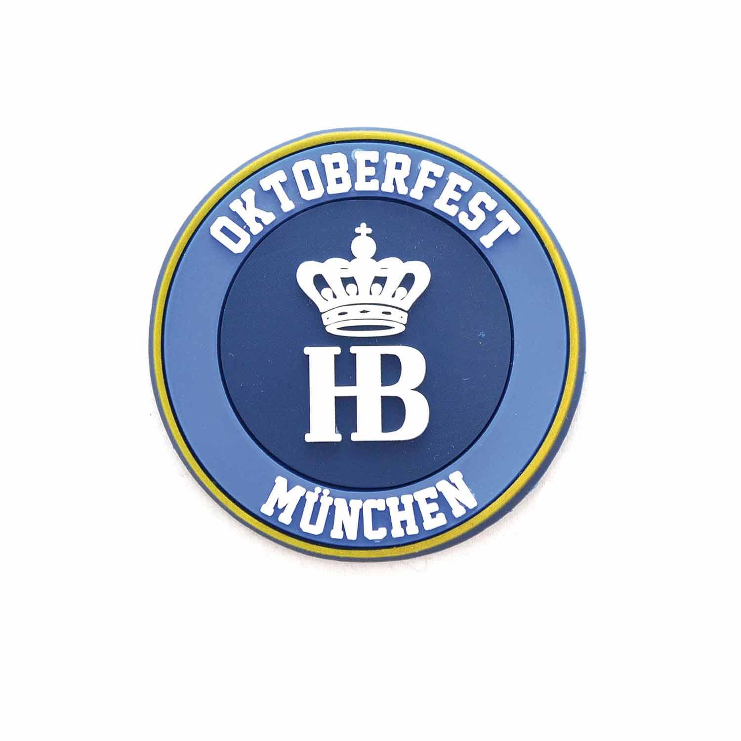 Dekorativer Gummimagnet in Bierkrugform mit bunter Oktoberfest-Szene und Schriftzug „Oktoberfest München“.