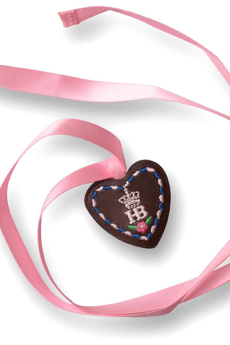 Herzförmige Filzkette in Rot mit weißem Stickschriftzug „Bussi“ und bestickter Krone, Ziernaht in Hellblau.